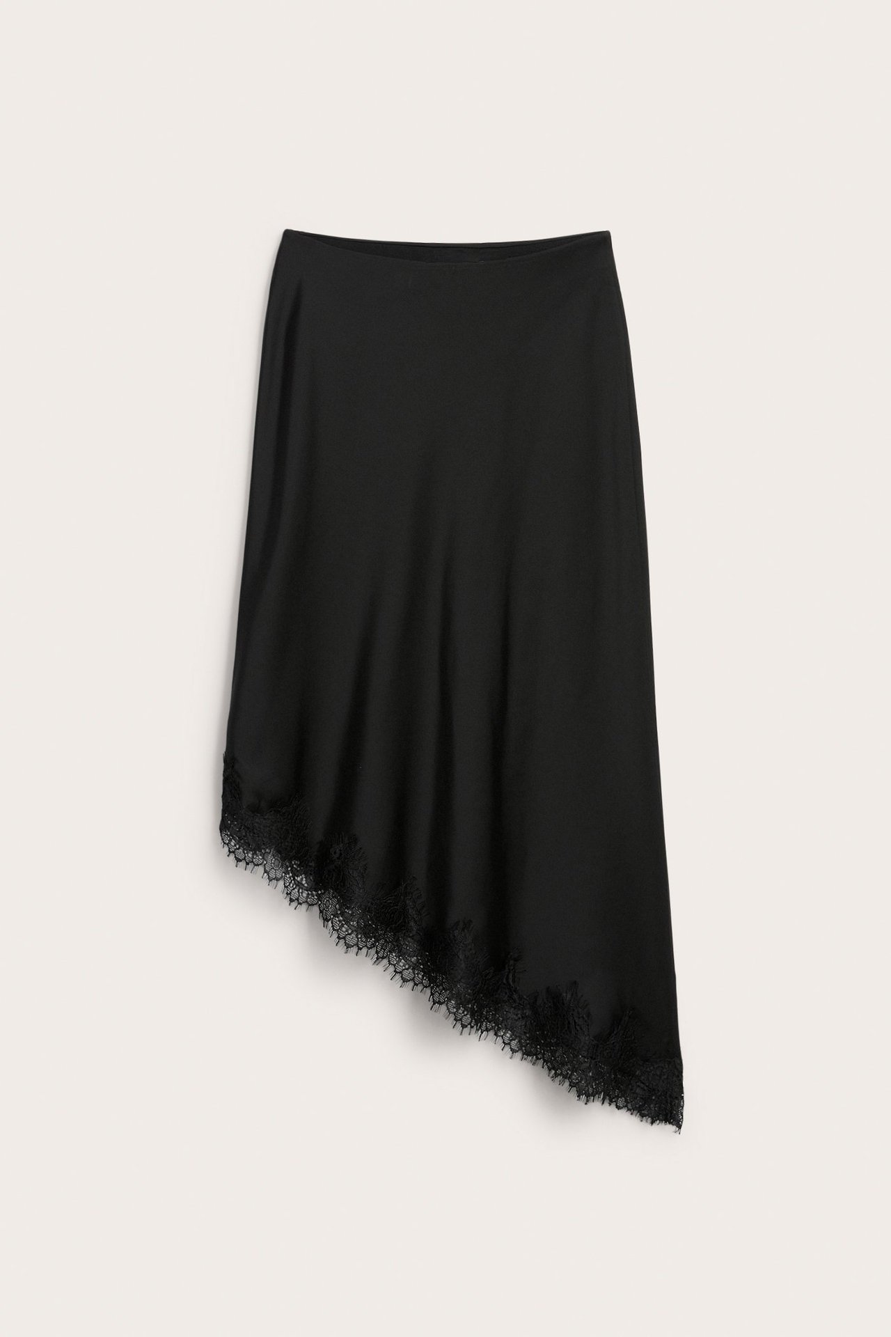 Edestäpäin musta asymmetrinen satiinihame, jossa herkkä musta pitsireunus helman varrella.