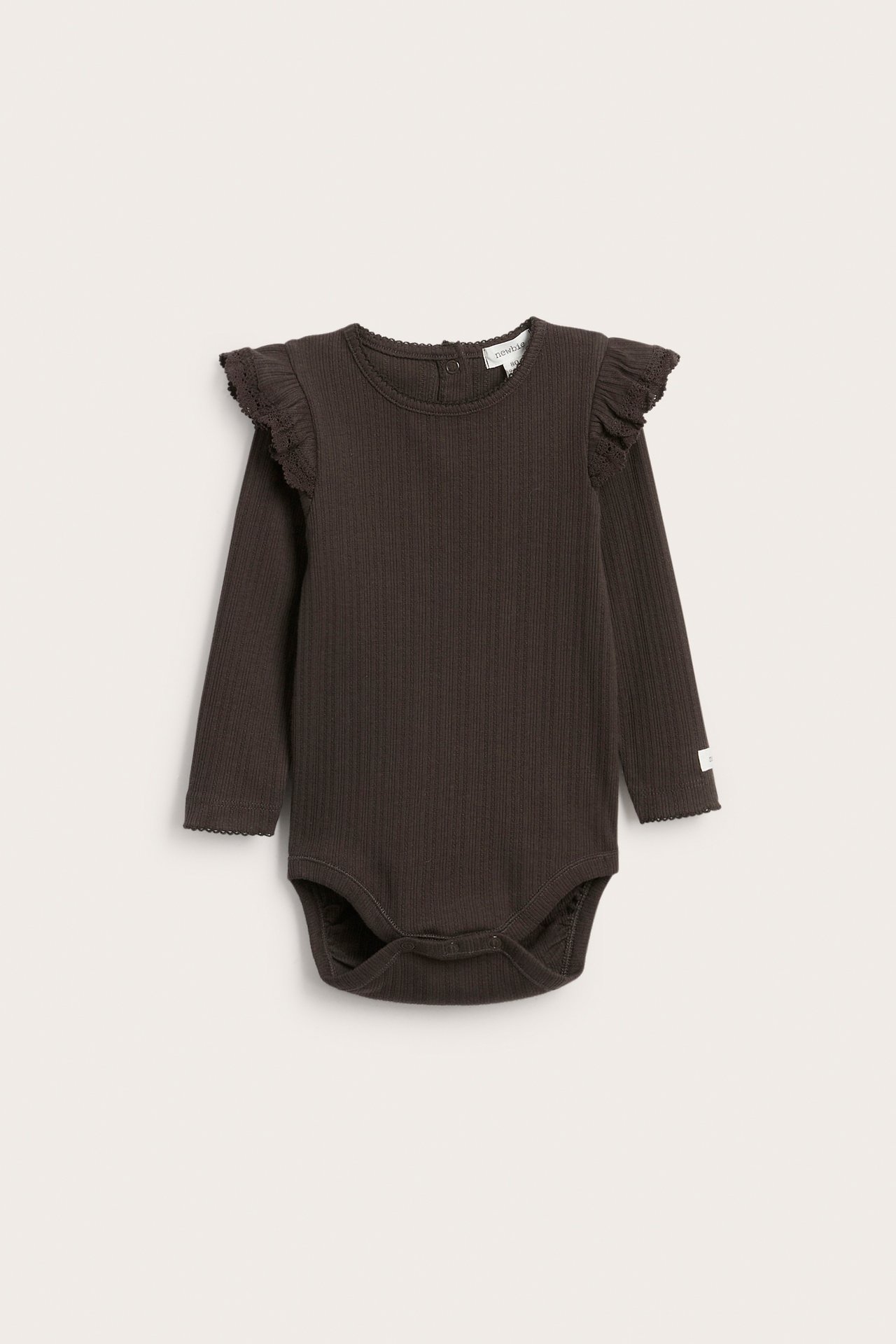 Frontbilde av en mørkbrun ribbet langermet babybody med volanger på skuldrene.