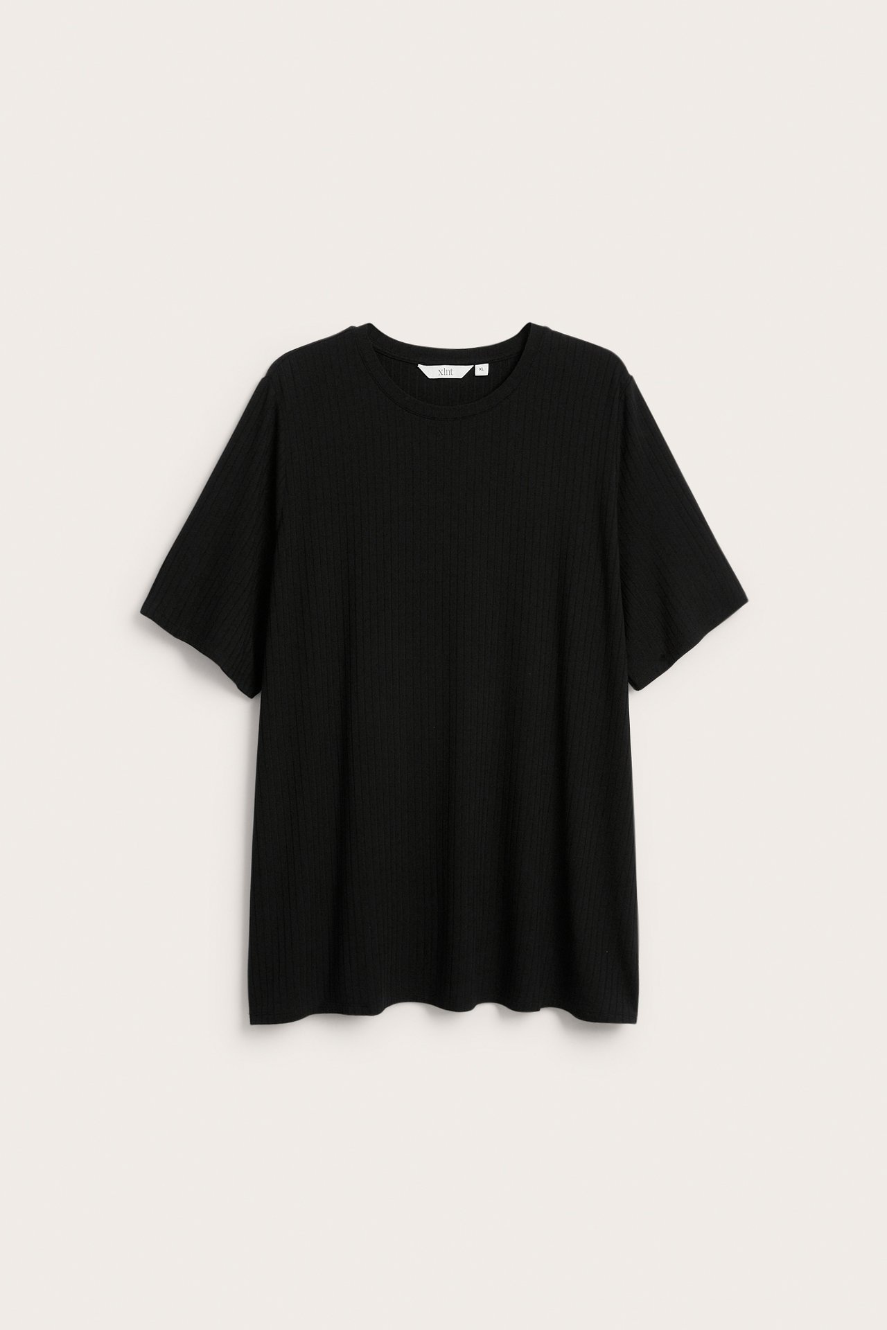 Framifrån, svart kortärmad, ribbad t-shirt med rund hals och avslappnad passform.