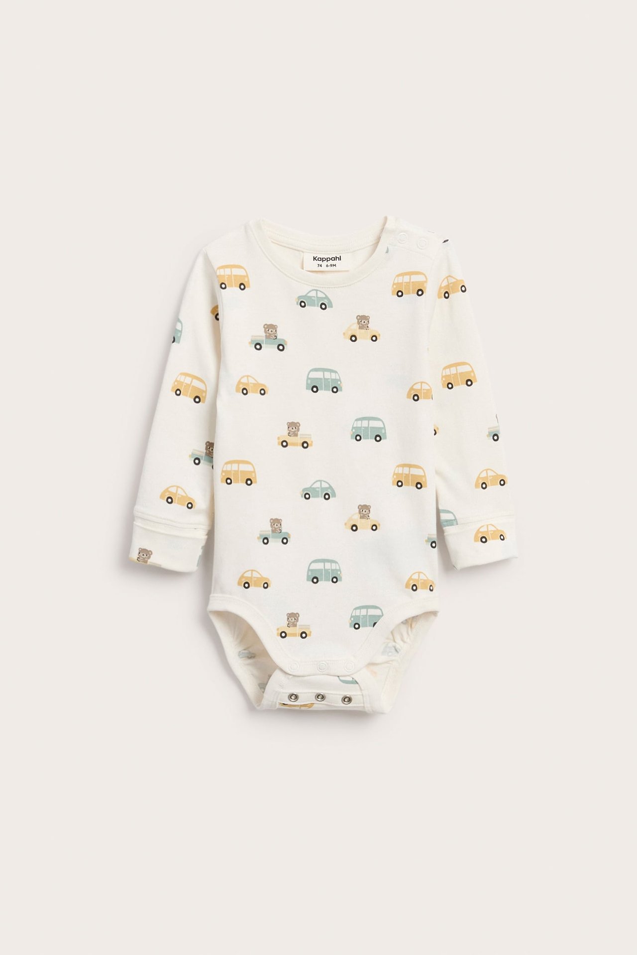 Frontbilde av en hvit langermet babybody med fargerikt bil- og bjørnetrykk.