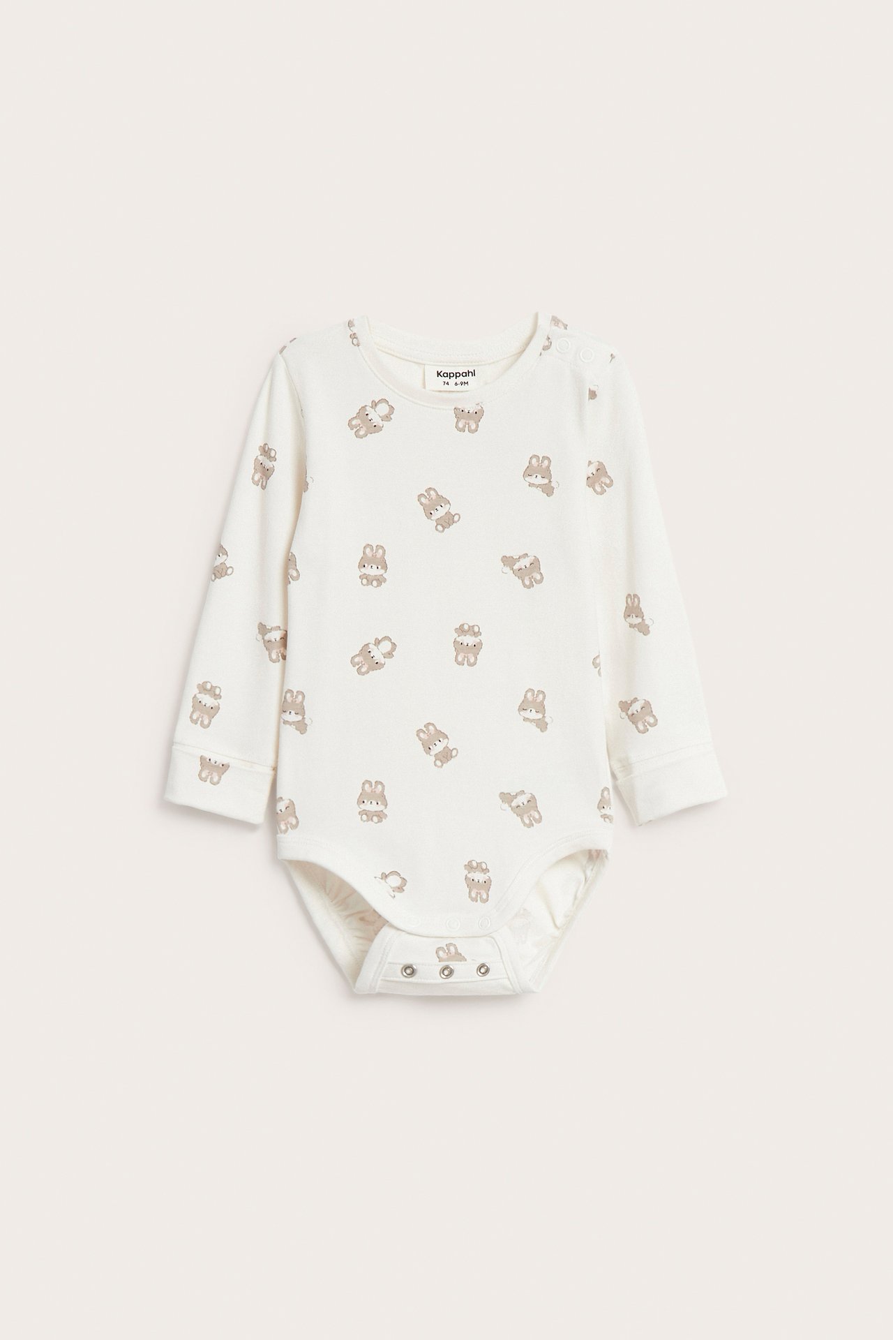 Framifrån en vit långärmad babybody med ljusbrunt kanintryck och tryckknappar.