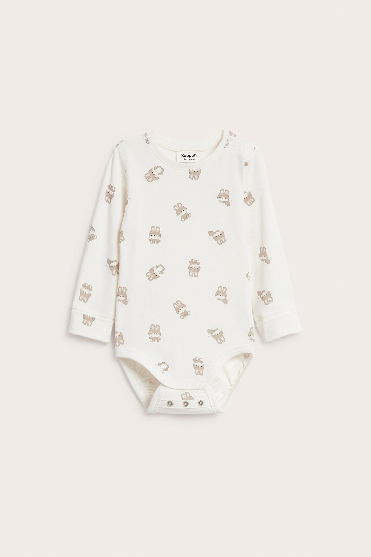 Frontbilde av en hvit langermet babybody med lysebrunt kanintrykk og trykknapper.
