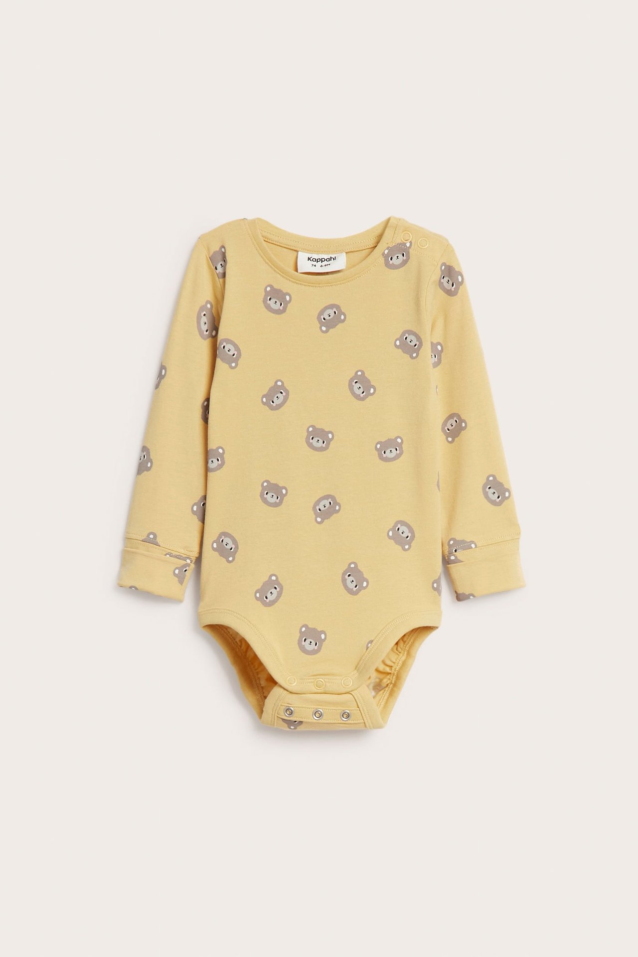Front av gul langermet babybody med grått bjørnetrykk og trykknapper.