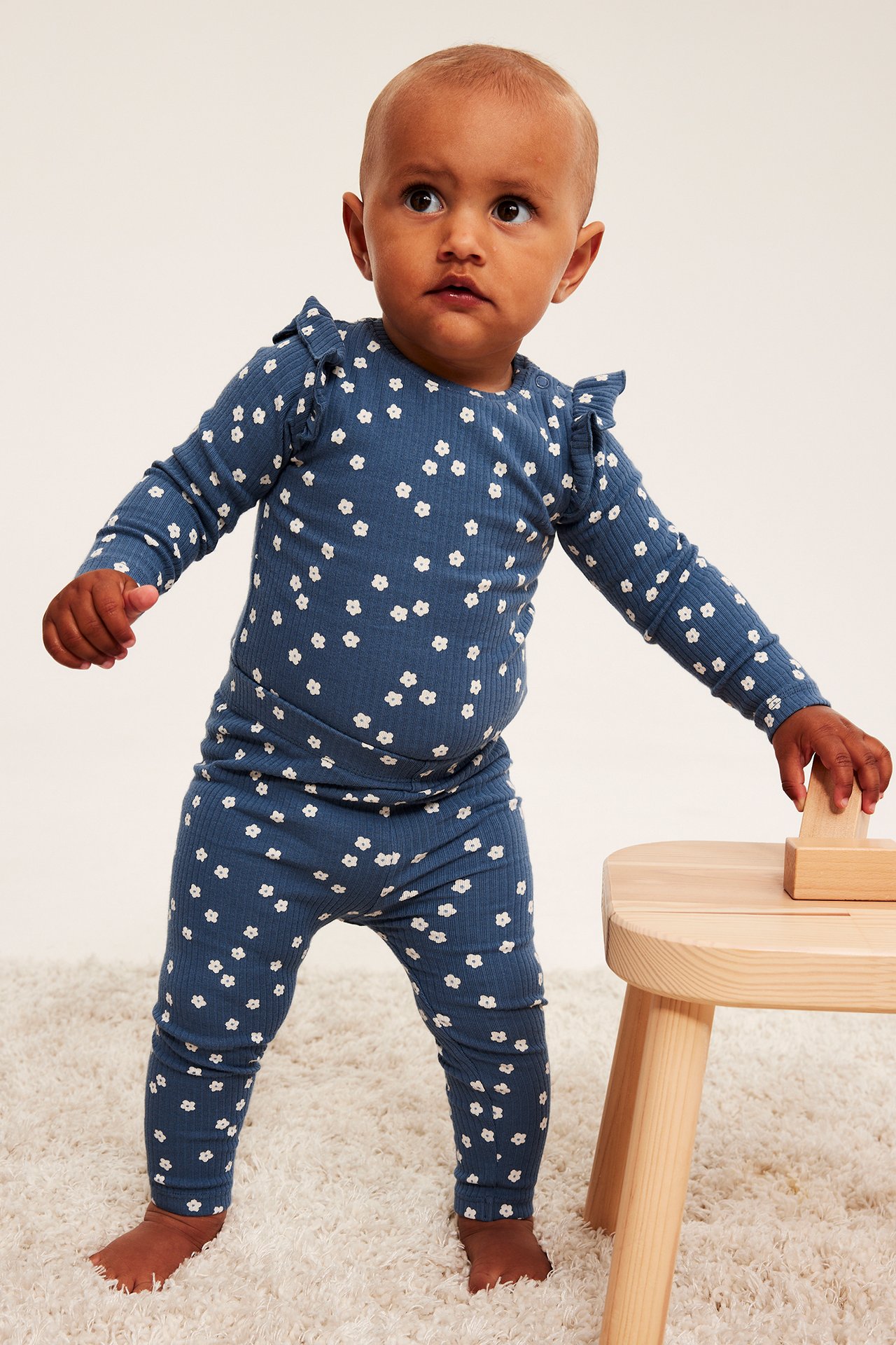 Kuviollinen body, jossa on röyhelö