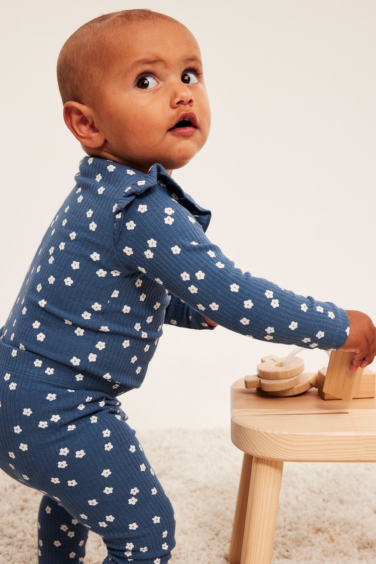 Kuviollinen body, jossa on röyhelö