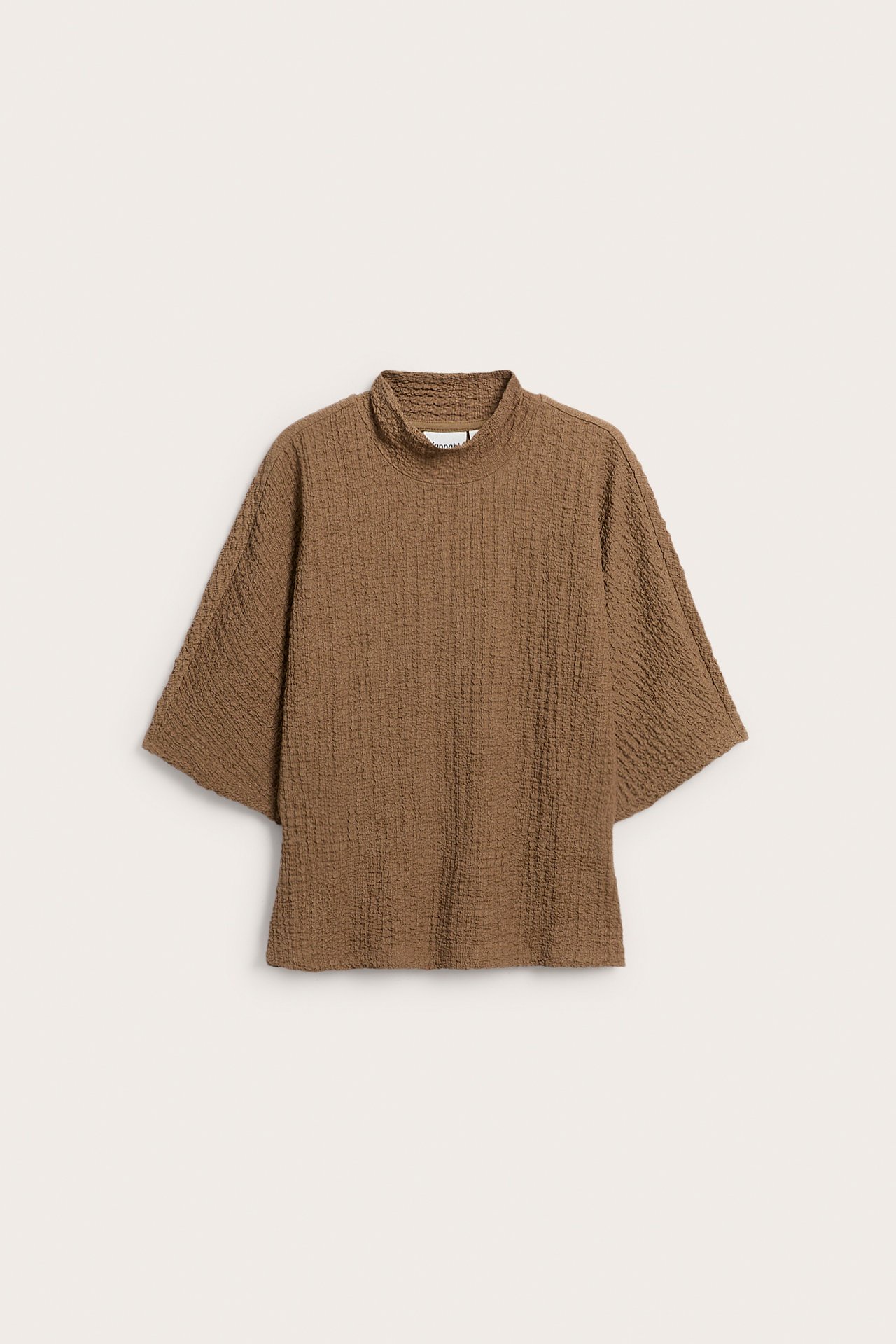 Framsida av en brun texturerad topp med halvpolokrage och vida korta ärmar.