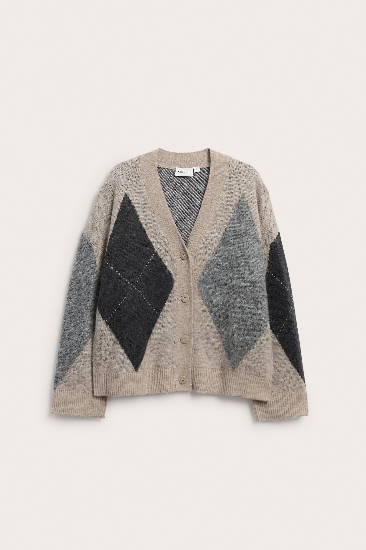Forfra en løs beige og grå argyle-mønstret strikket cardigan med knapper.