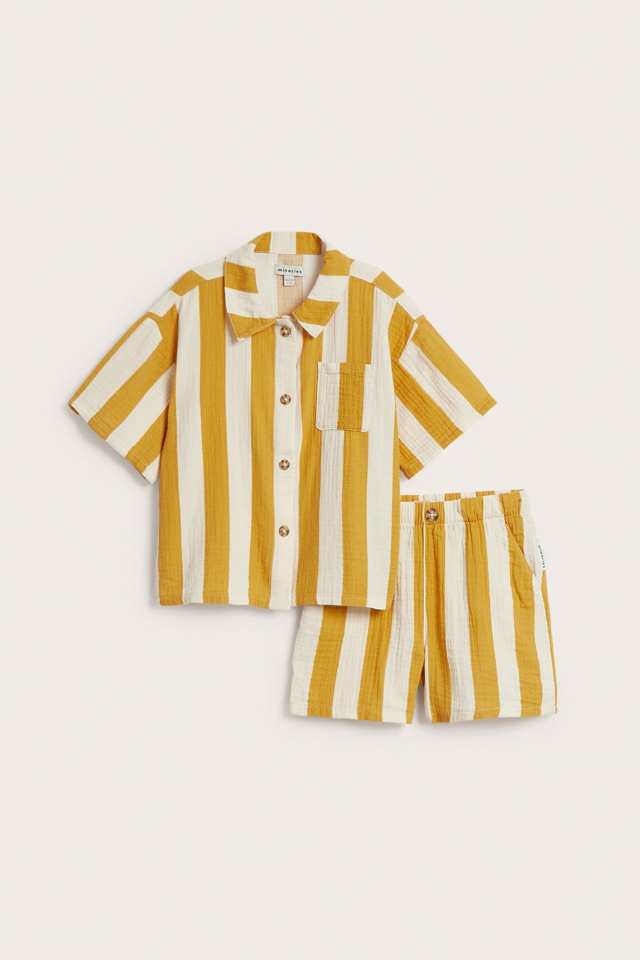 Frontbilde: Barnas gul-hvitstripete muslinsett. Krageskjorte med knapper, shorts med strikk.
