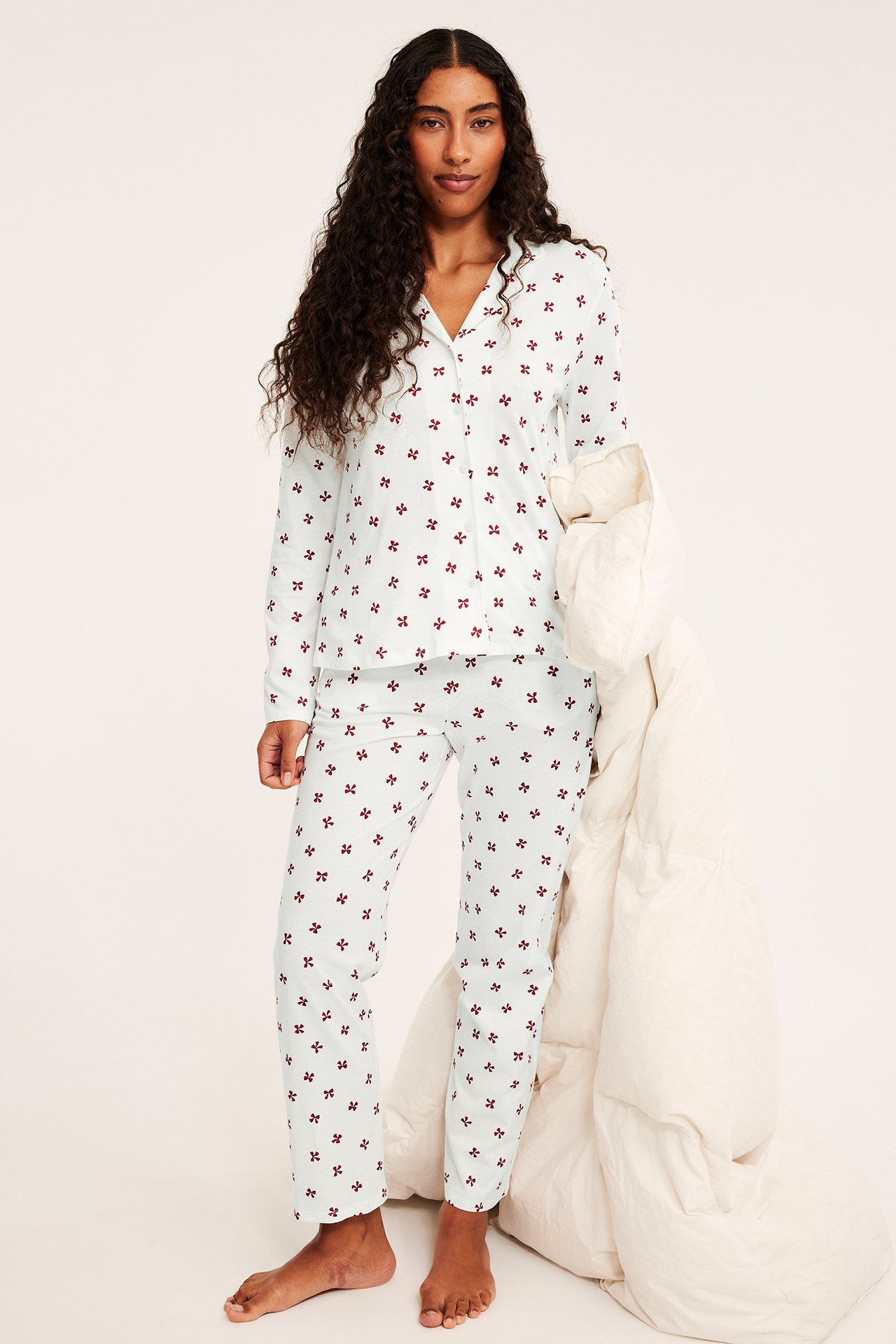 Pyjamasetti, jossa on ruusukuviointi