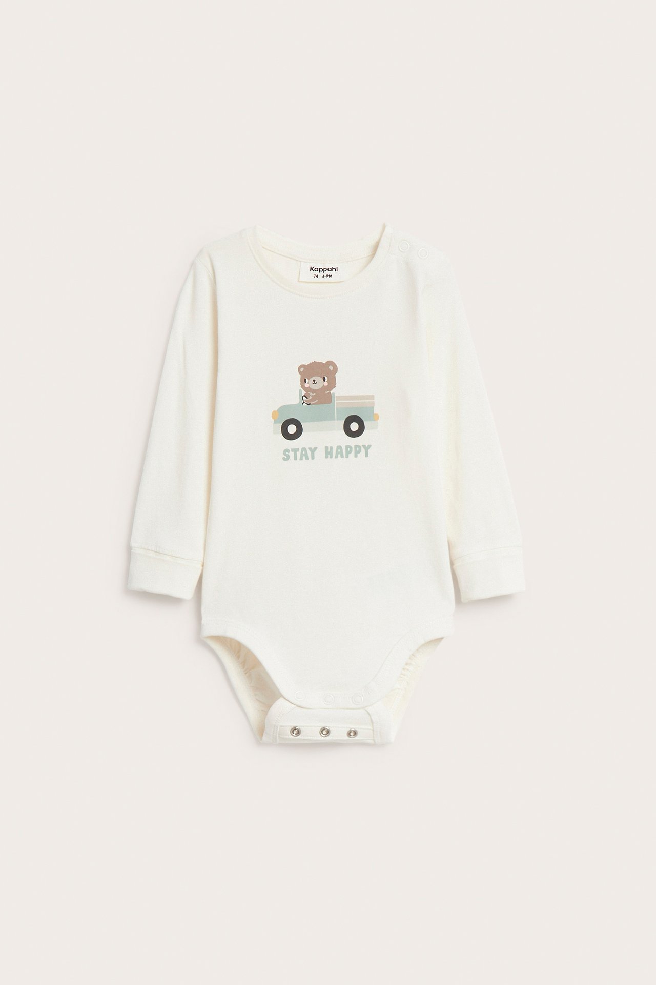 Framifrån: Naturvit långärmad babybody med björn i lastbil tryck och 'STAY HAPPY'.