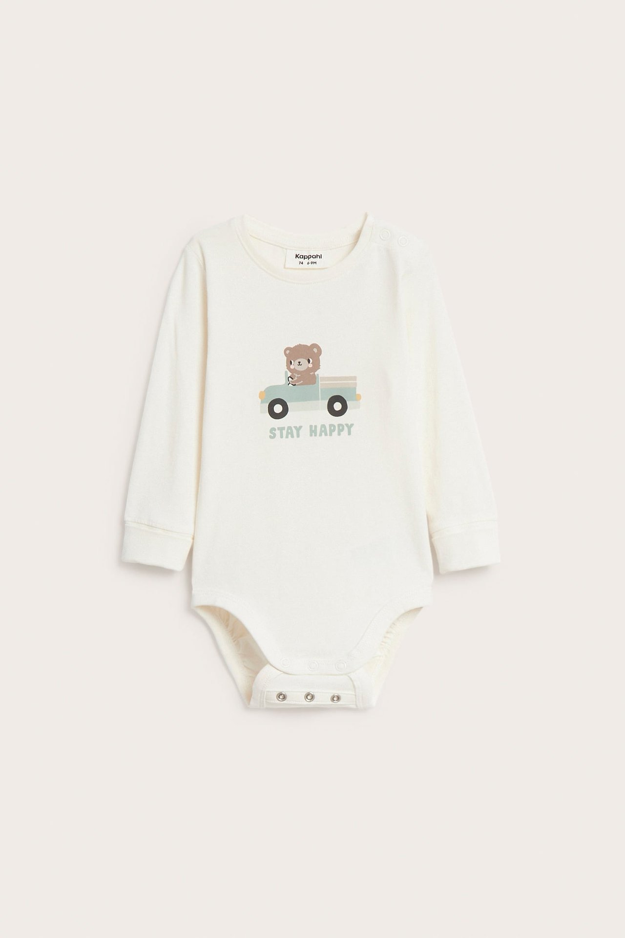 Forfra: Kremhvit langermet babybody med bjørn i lastebil trykk og 'STAY HAPPY'.