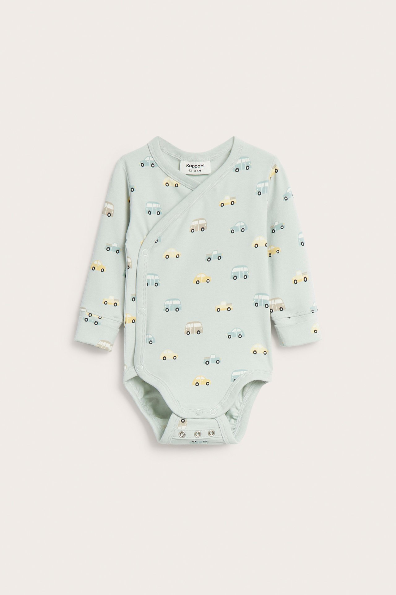 Framsida, babyns ljusgröna långärmade omlottbody med färgglatt bilmönster och tryckknappar.