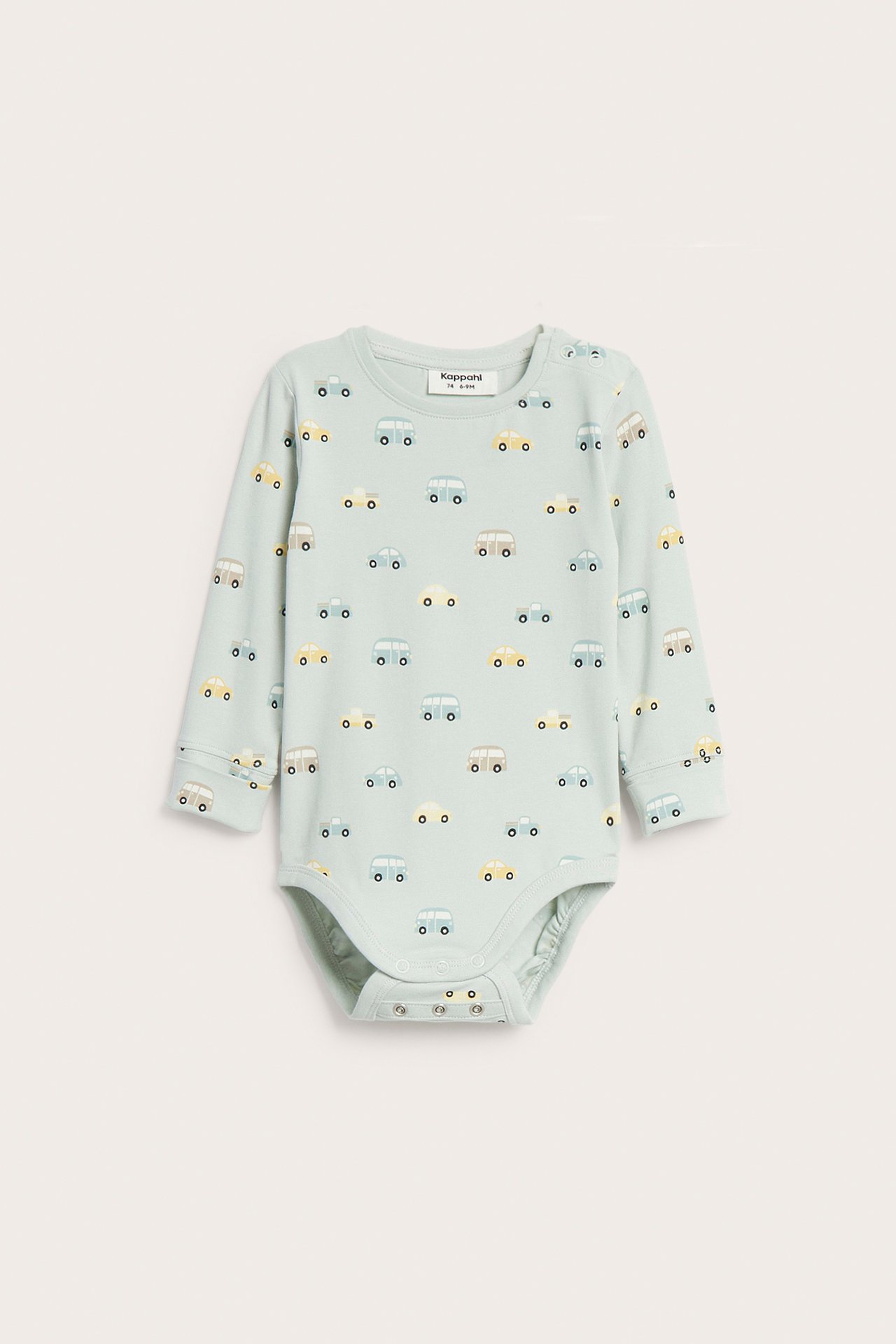 Framifrån, ljusgrön långärmad babybody med ett flerfärgat bilmönster.