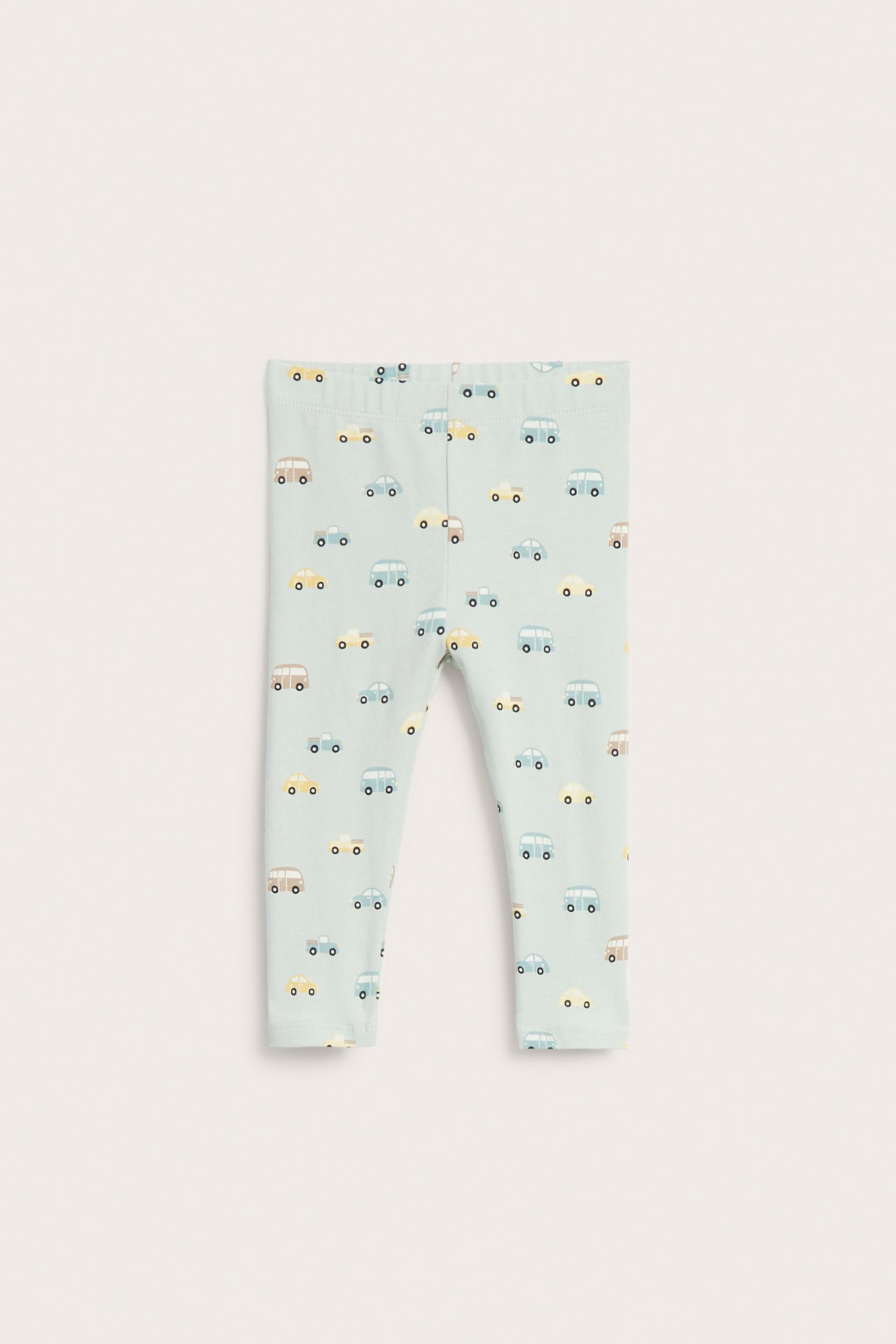 Frontal visning av babyleggings i mintgrønn med gult, blått og brunt bilmønster.