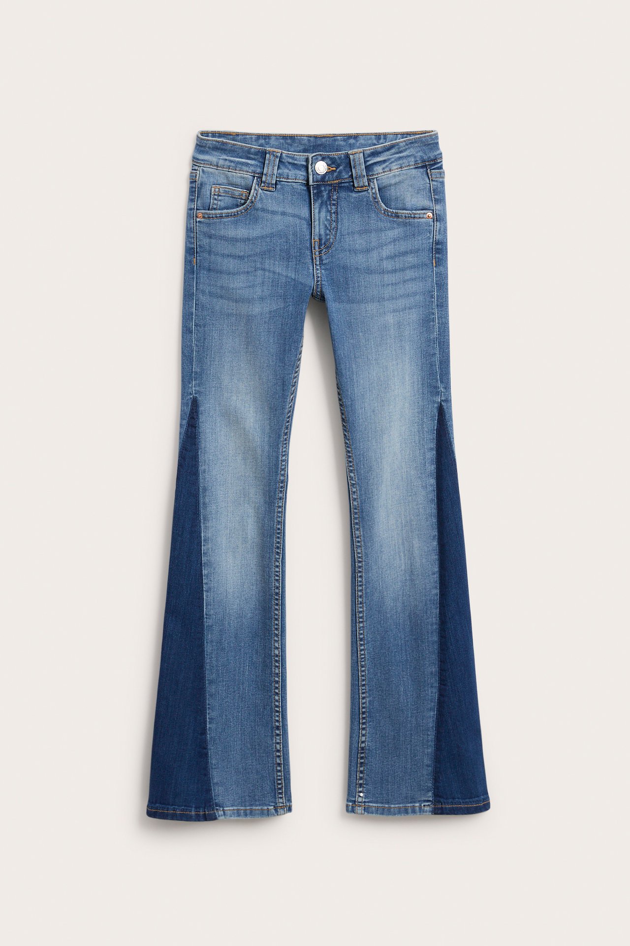 Frontvy av barnens lågmidjade tvåfärgade bootcut-jeans i ljus och mörkblå denim.