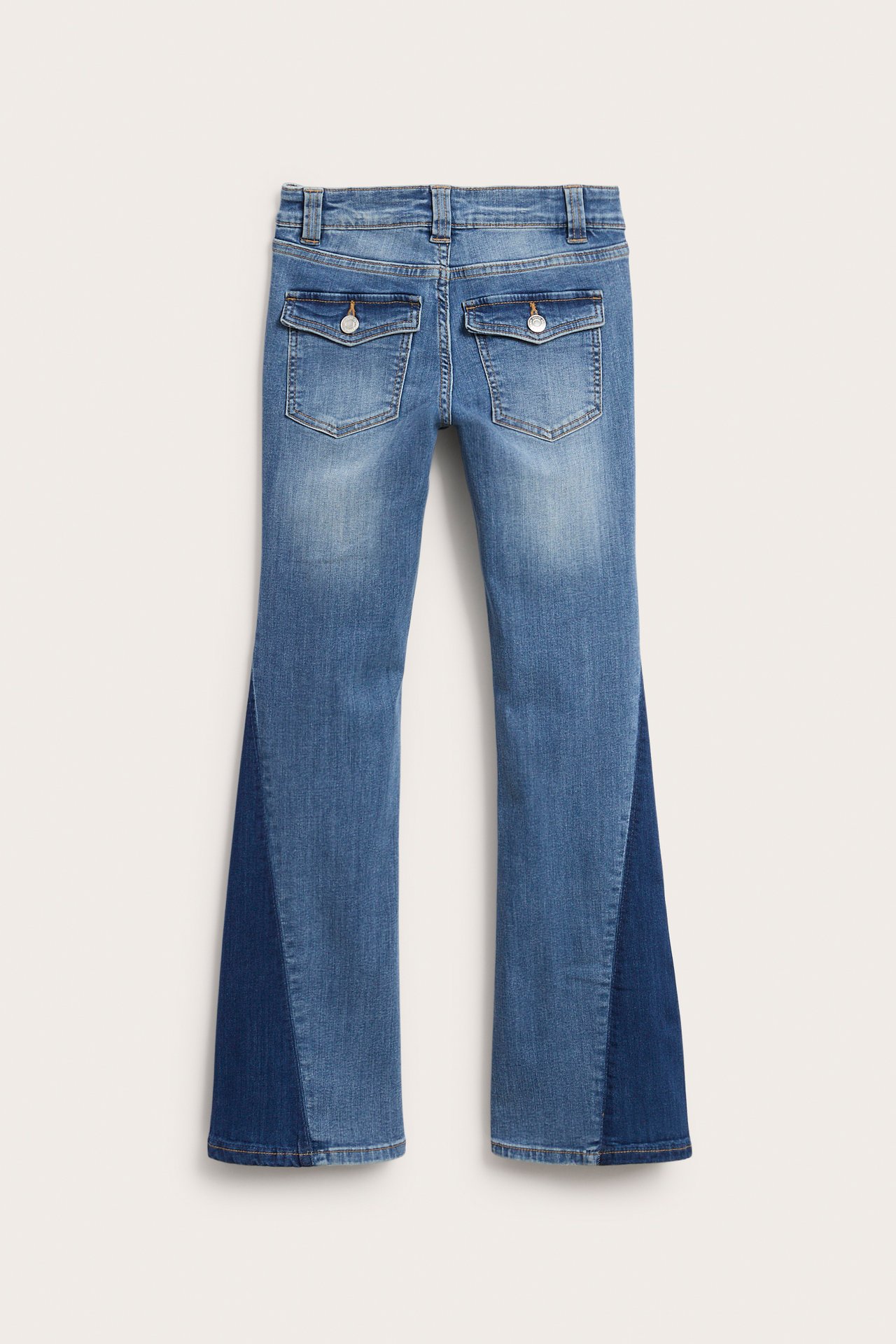 Bakifrån: Barns ljus denim bootcut jeans med mörkare denim färgblock på underbenen och fickor med knappflik.