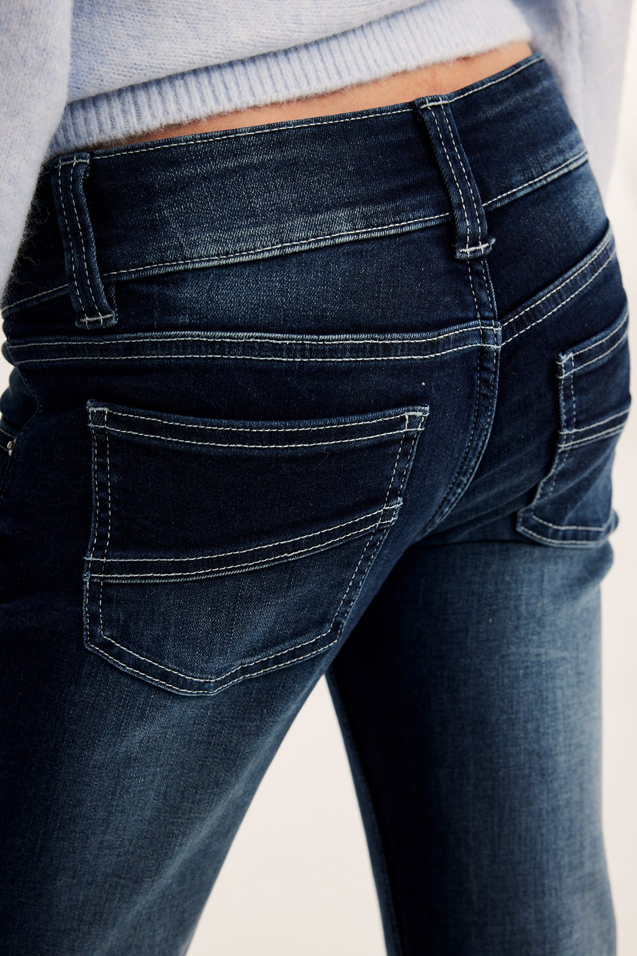 Jeansy bootcut z niskim stanem - Ciemny dżins - 5