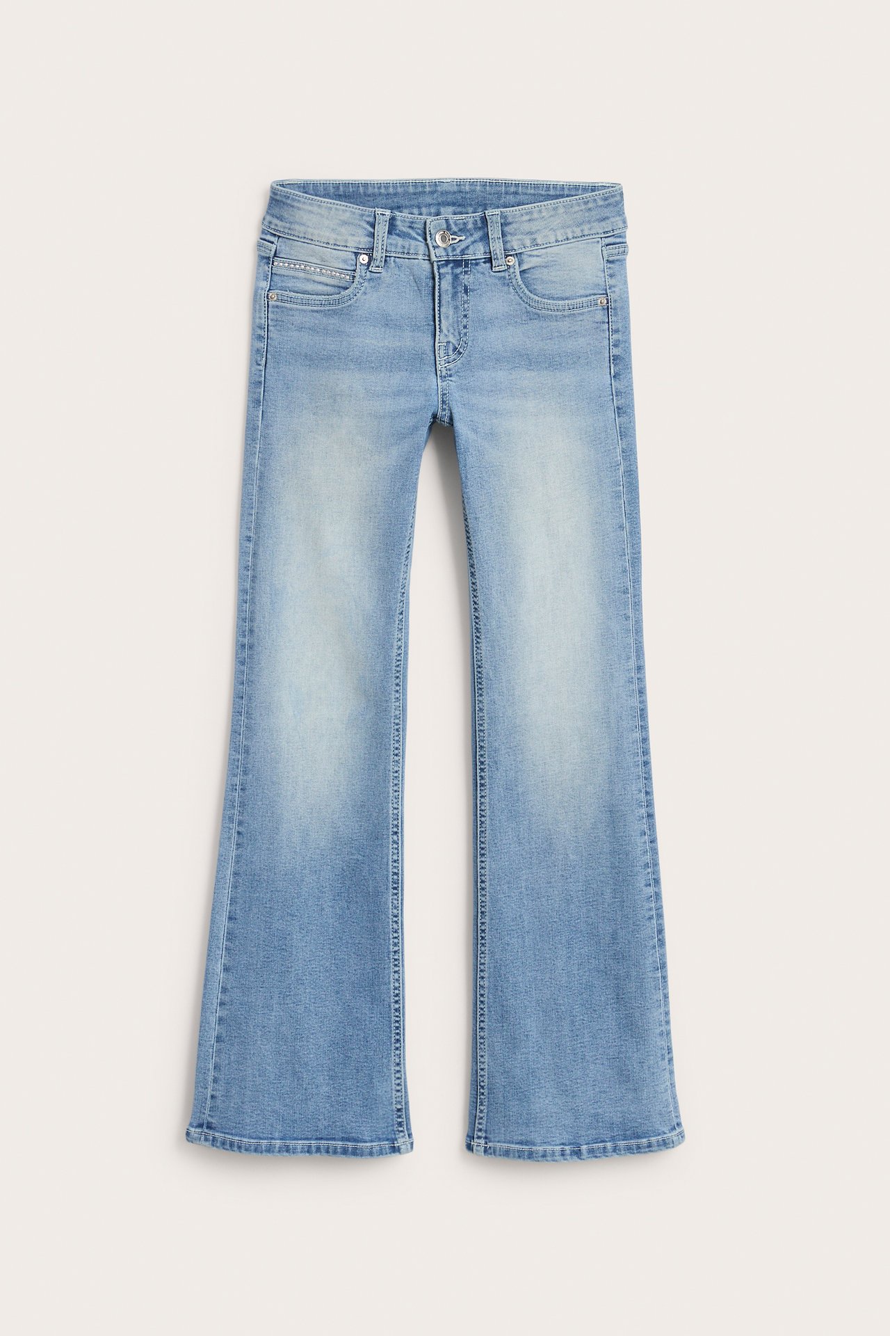 Framifrån, ljusblå utsvängda jeans.