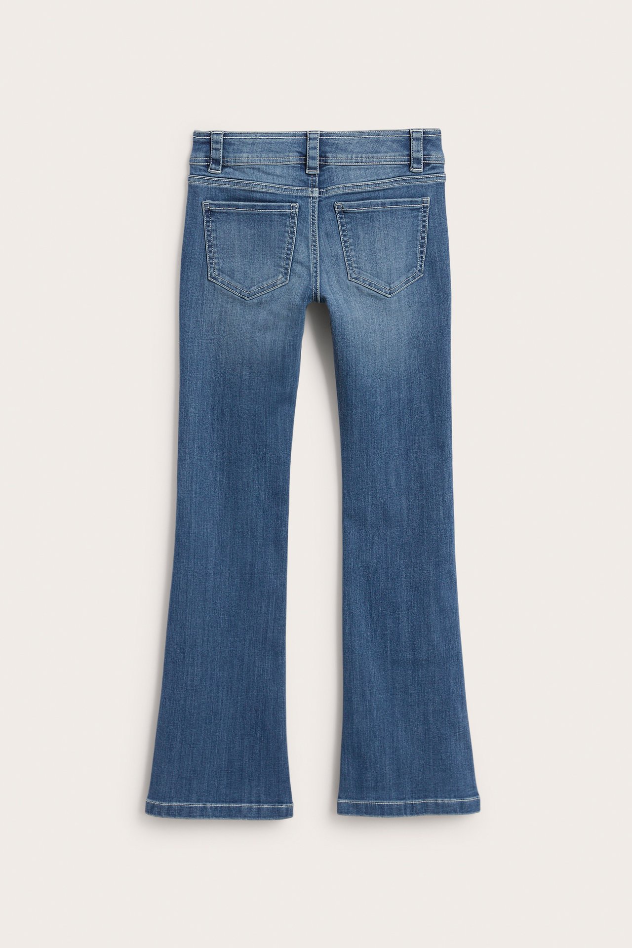Takaa: Lasten deniminsiniset bootcut-farkut matalalla vyötäröllä ja kahdella takataskulla.