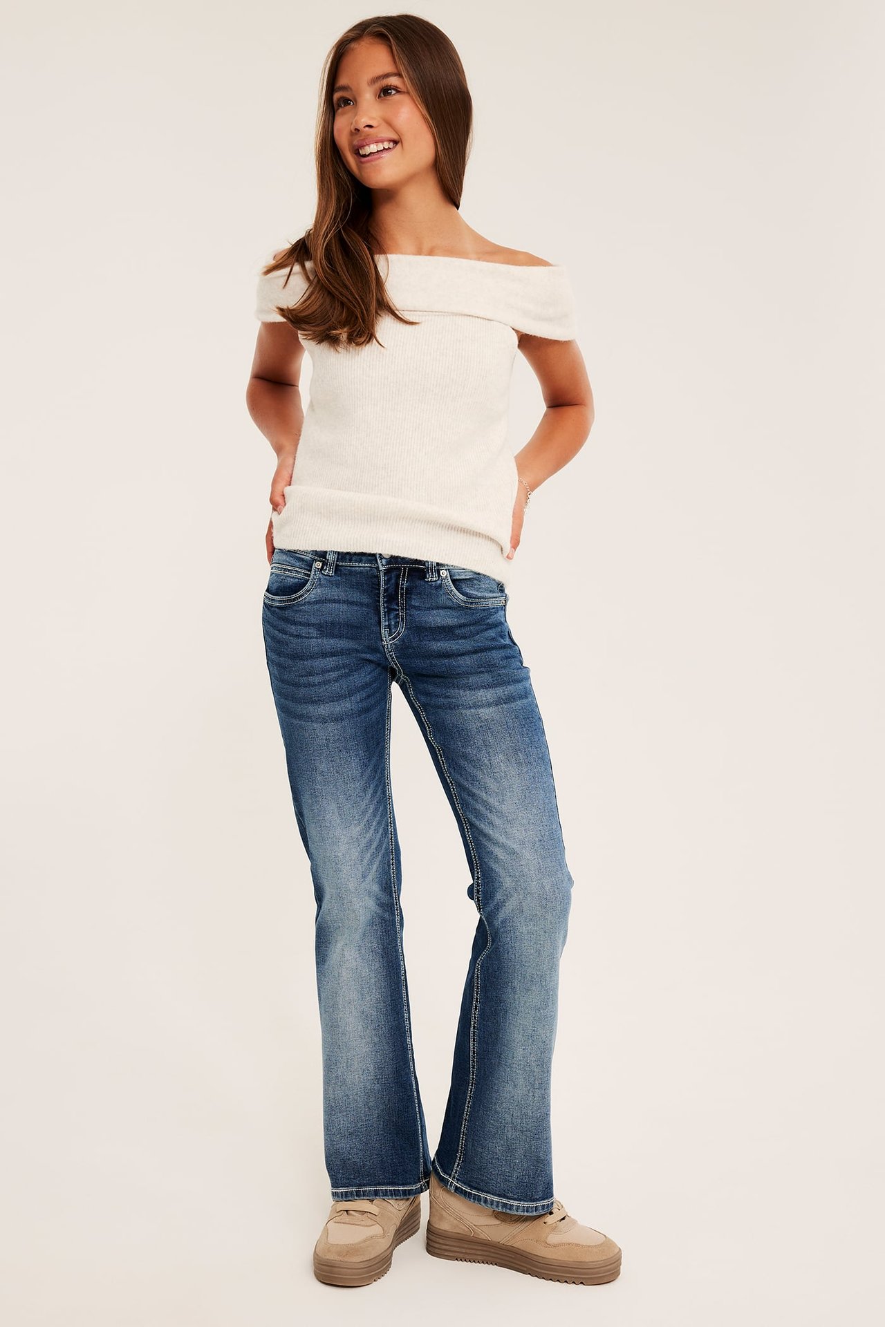 Bootcut jeans low waist med broderade bakfickor
