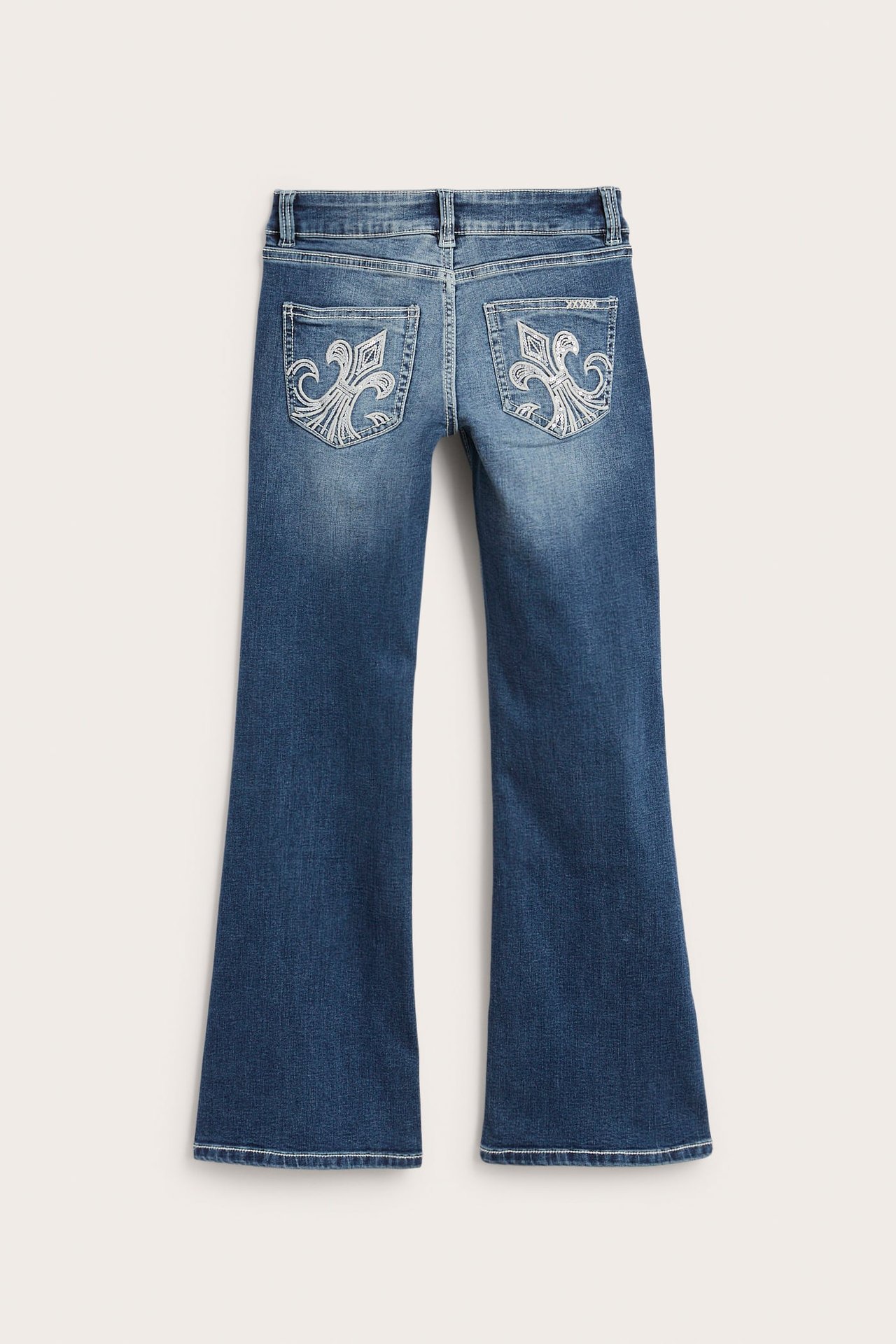 Widok z tyłu na niebieskie jeansy bootcut dla dzieci z białymi haftowanymi kieszeniami.