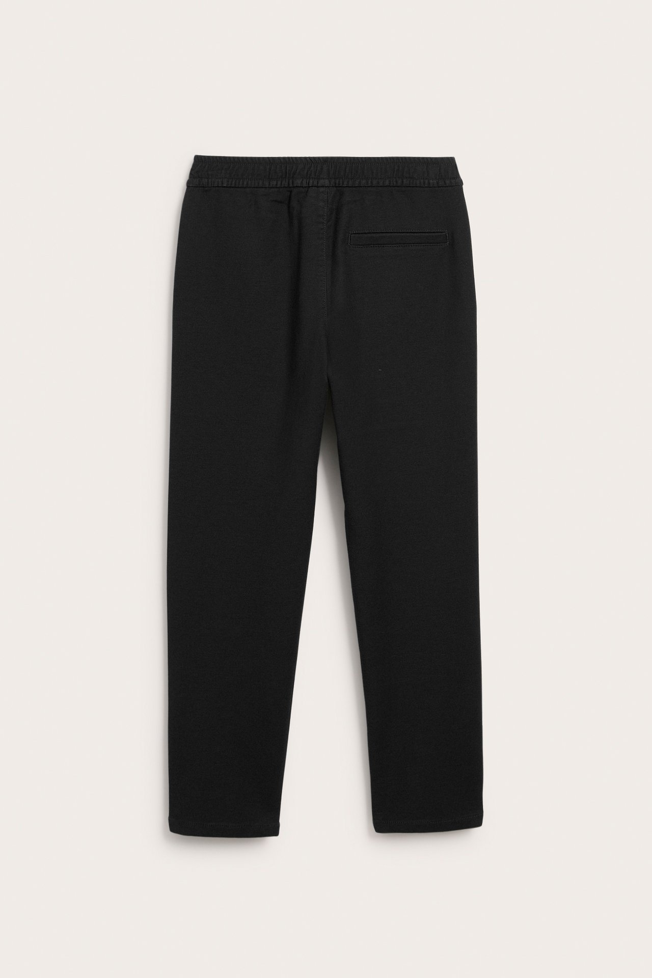 Bakfra: svarte joggebukser med elastisk midje og baklomme.