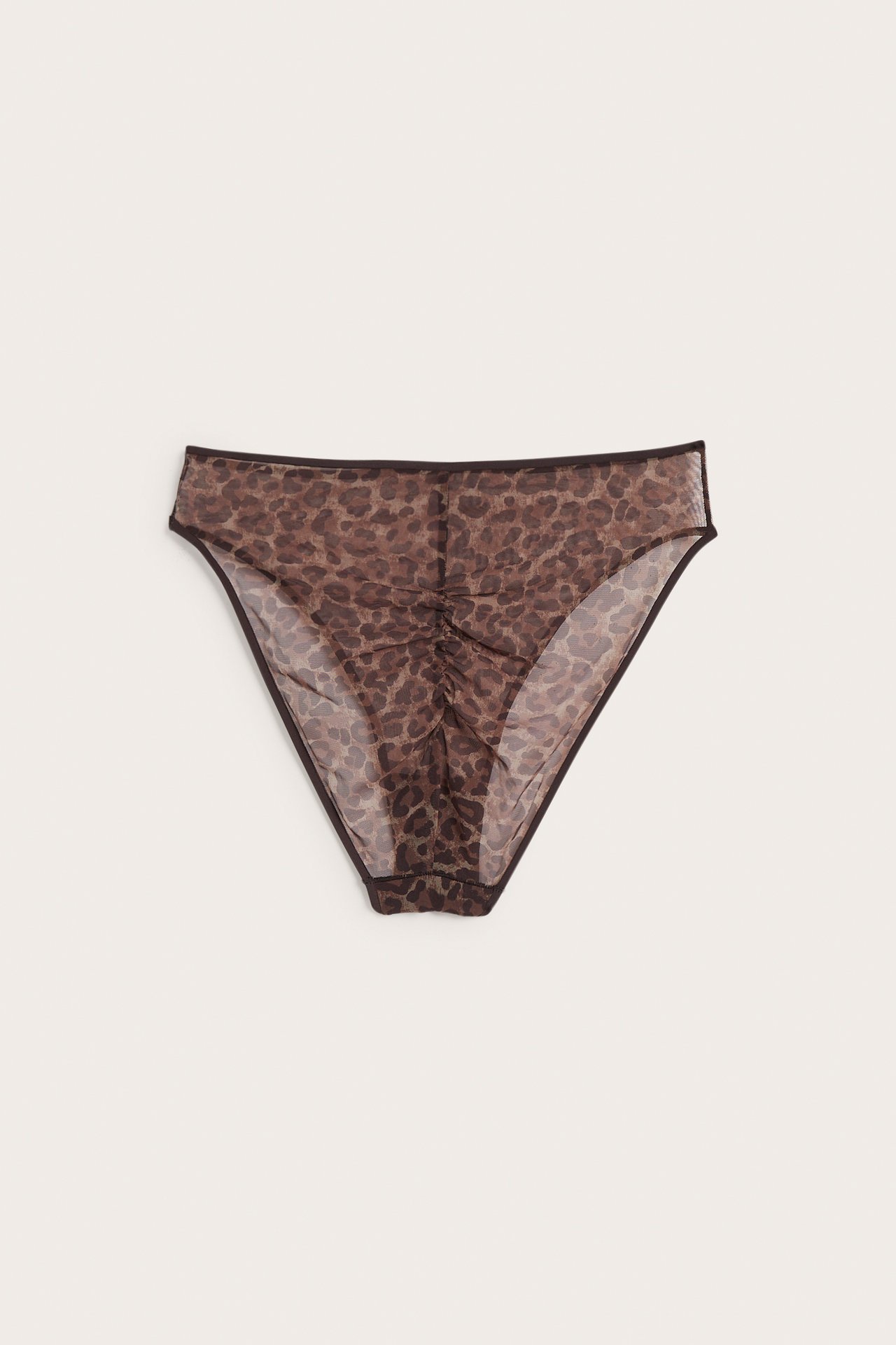 Framsida av högskuren skir brun leopardmönstrad trosa med rynkad detalj.