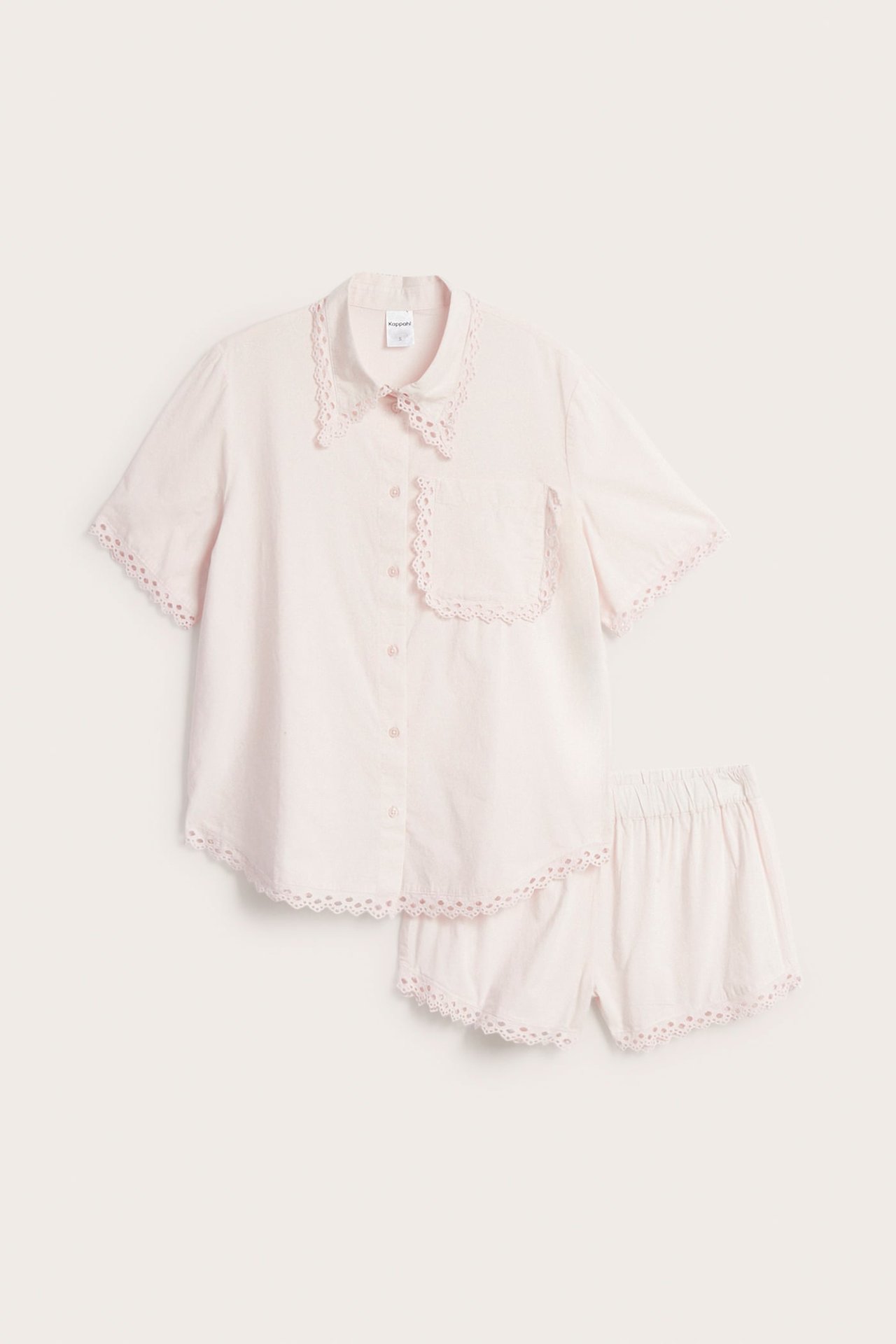 Framsida av ljusrosa kortärmad pyjamas med spetskantad skjorta och shorts.