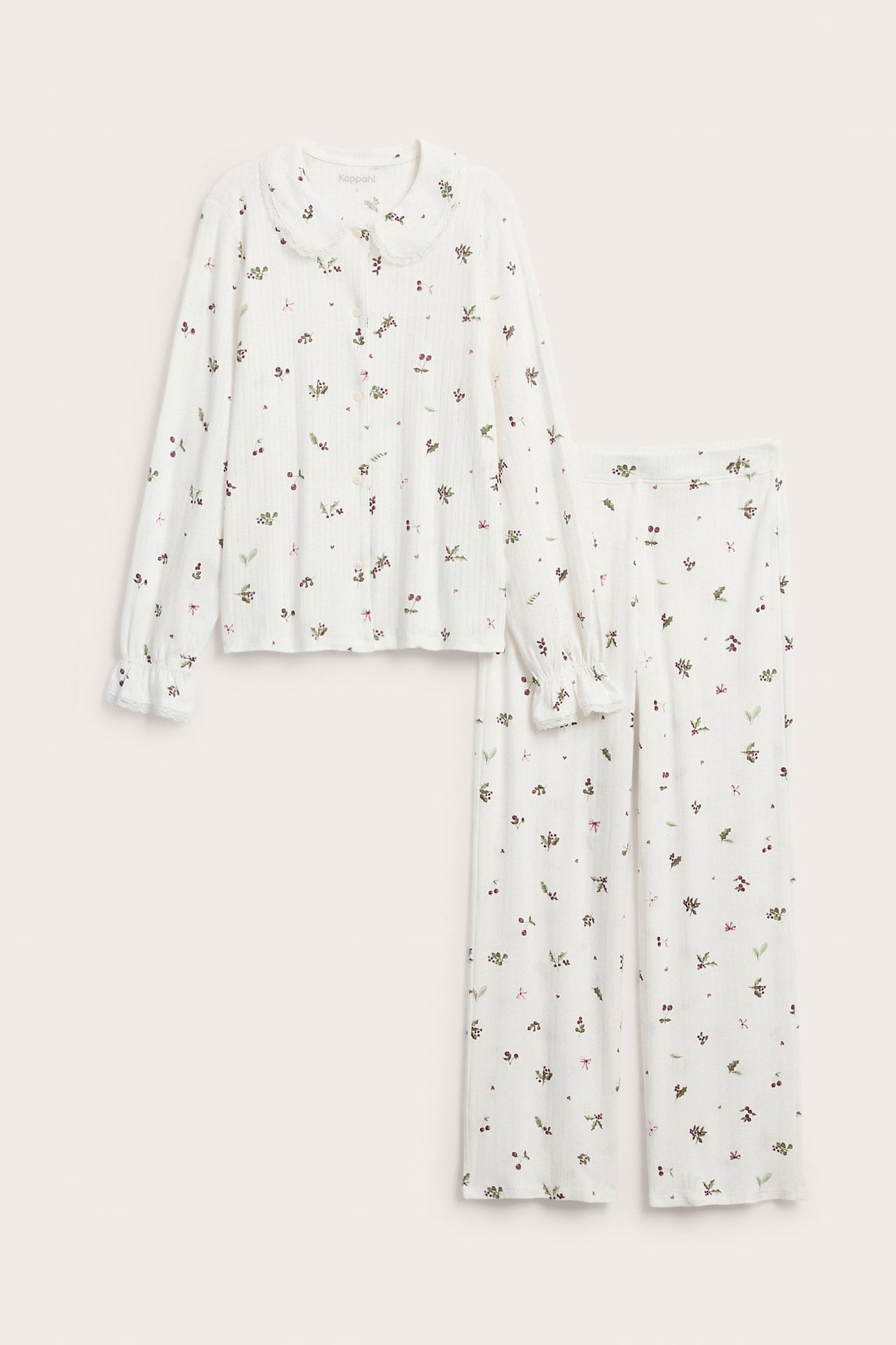 Frontvisning av et hvitt ribbet langermet blomstret pyjamassett med kamskjellkrage.