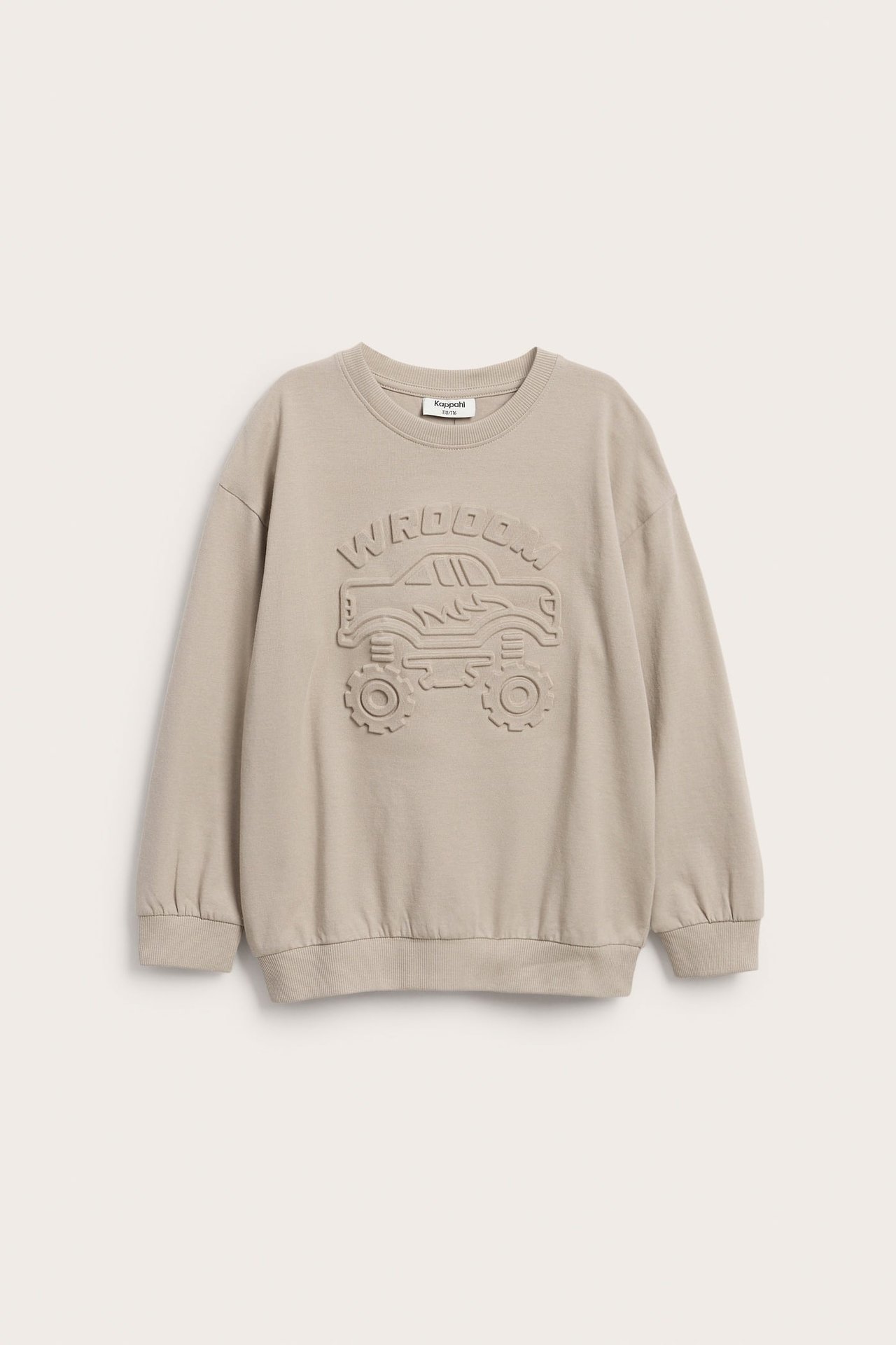 Framifrån: Lös beige collegetröja i bomull för barn med präglat ton-i-ton monstertruck-motiv.