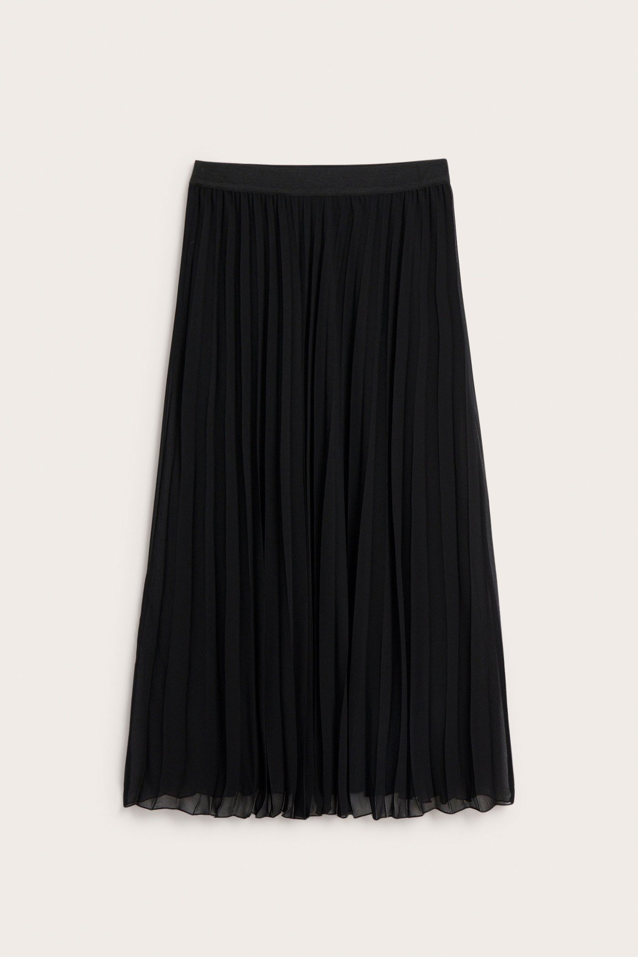 Framifrån, lång svart plisserad enfärgad kjol med elastisk midja.