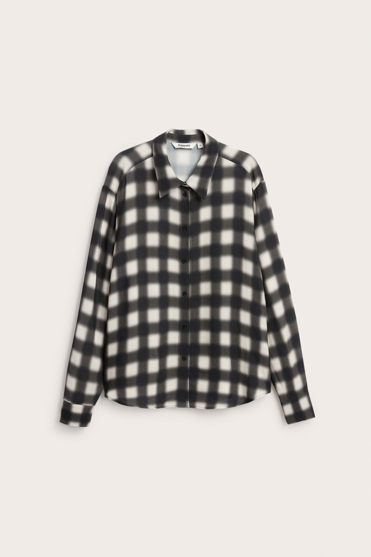 Framifrån, svart- och vitrutig viskosskjorta med långa ärmar och knappar framtill.