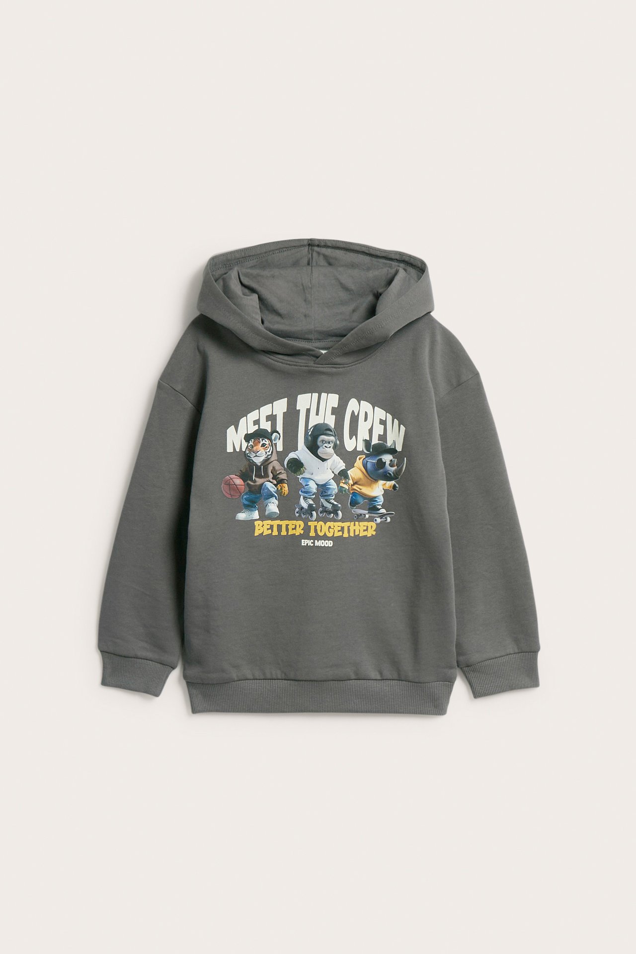 Edestä kuvattu harmaa lasten huppari, jossa 'Meet the Crew' -teksti ja eläinprintti.