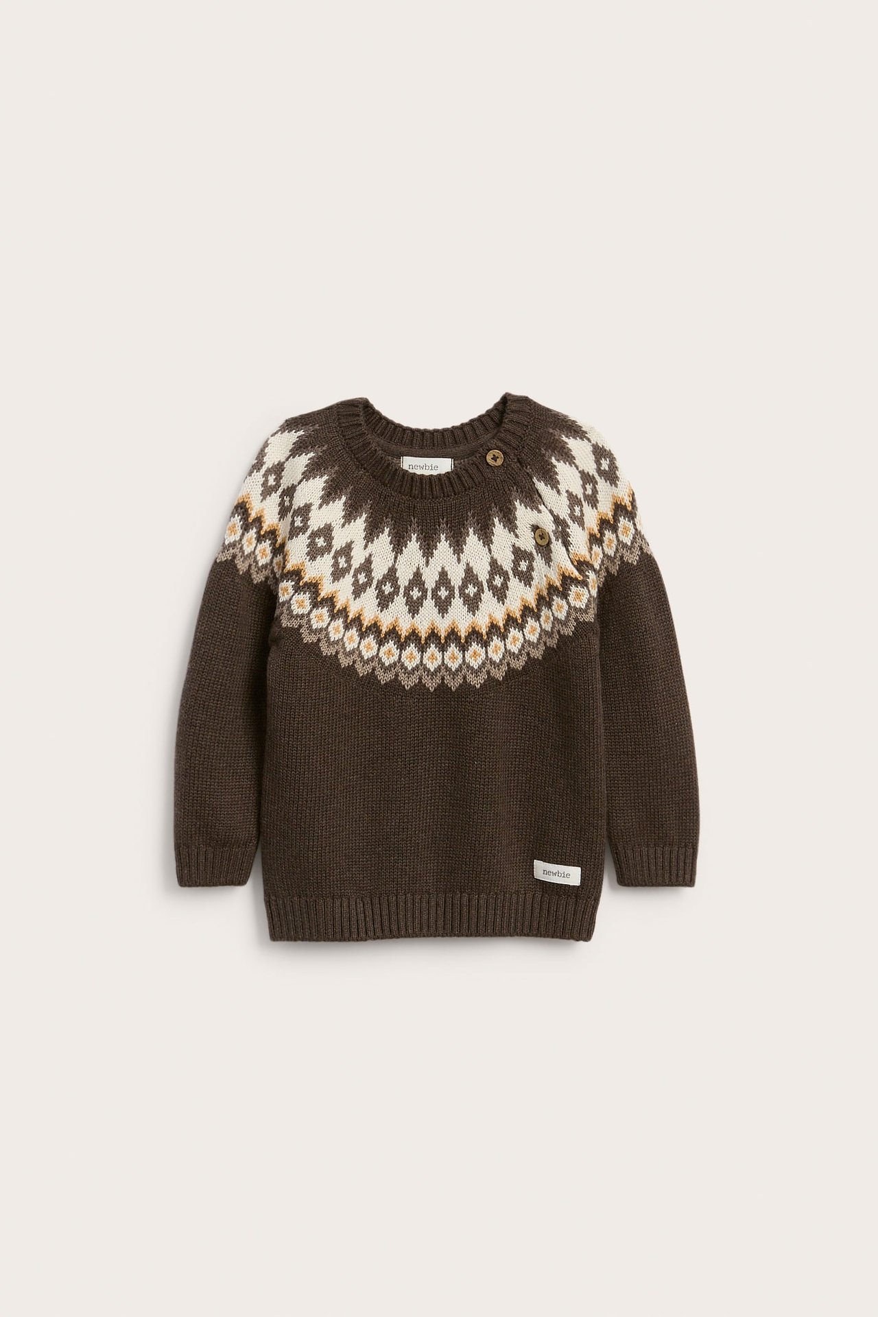 Widok z przodu, brązowy sweter niemowlęcy z dzianiny we wzór Fair Isle i dwoma guzikami.