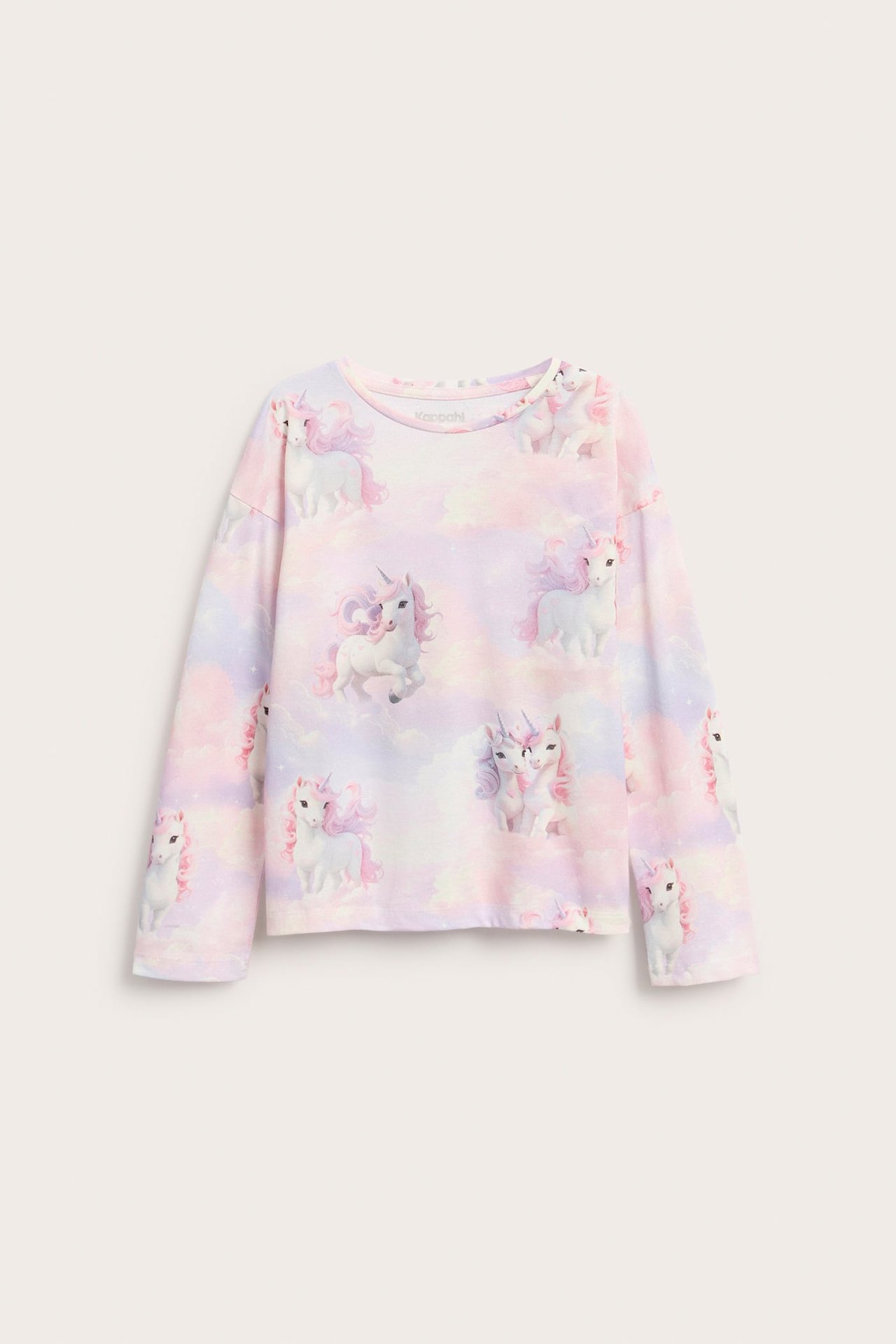Framsida av en långärmad t-shirt med enhörningsmönster och pastellfärgad molnbakgrund.