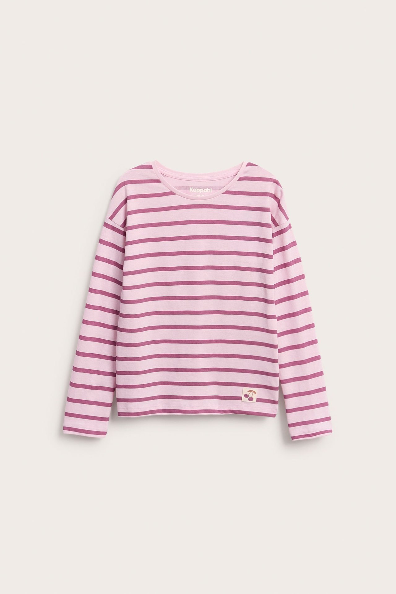 Framsida av en barn t-shirt med rosa och cerise ränder och ett körsbärsmärke.