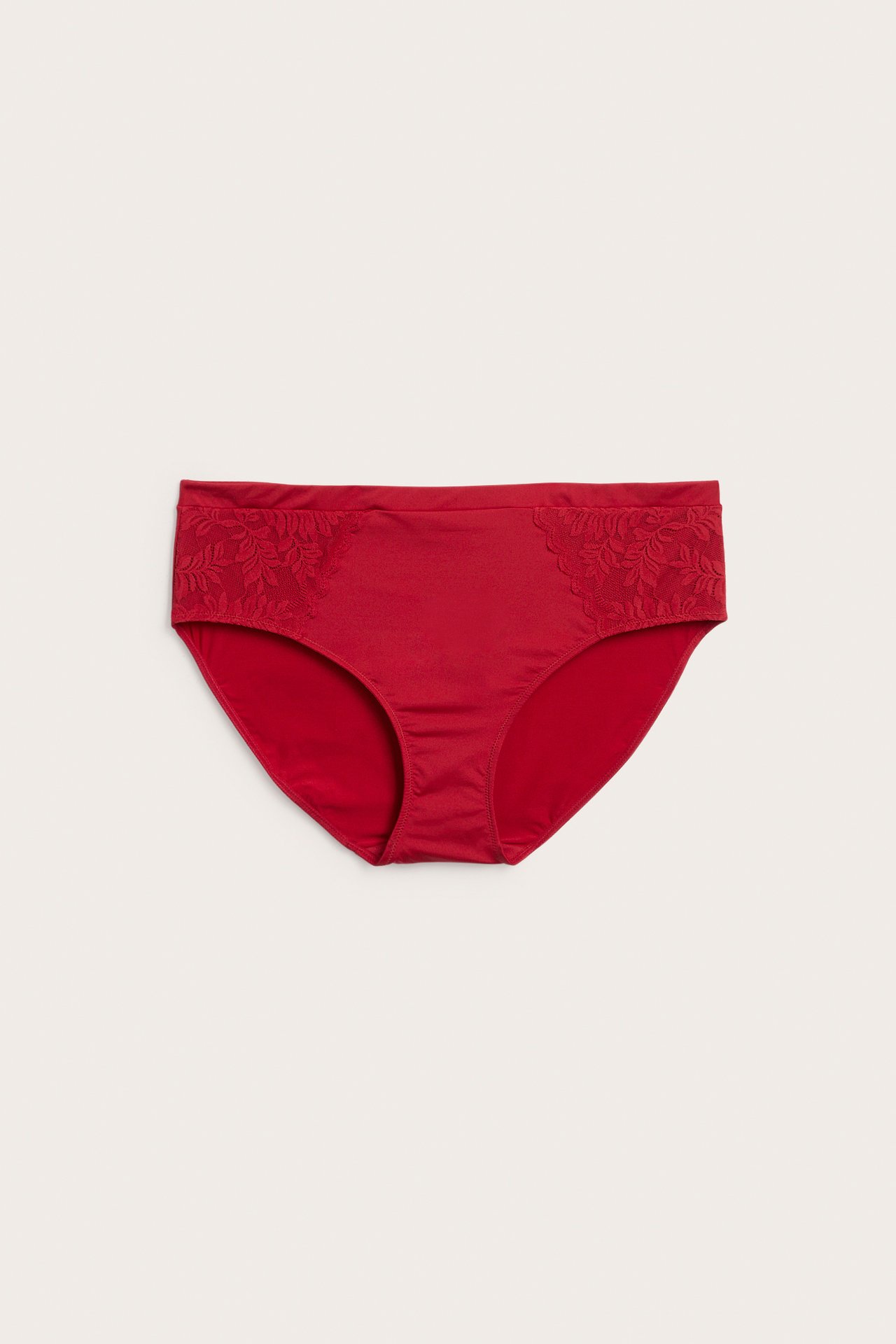 Frontvisning av røde dameunderbukser med blondedetaljer på sidene.