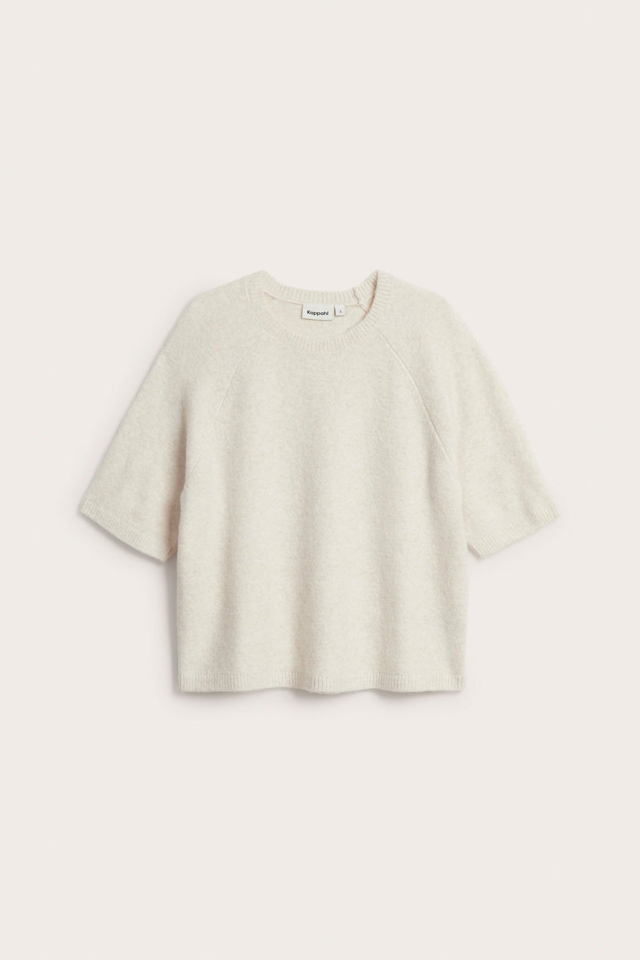 Frontvy av en oversized beigemelerad stickad T-shirt med korta ärmar och rund hals.