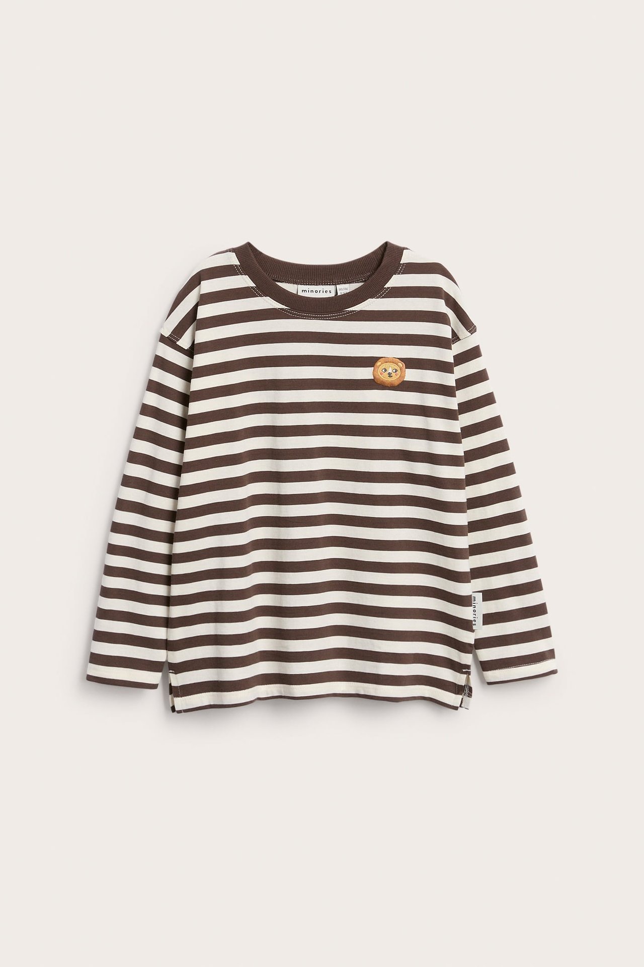 Frontbilde av en brun og off-white stripete langermet genser for barn med et brodert dyreansikt.