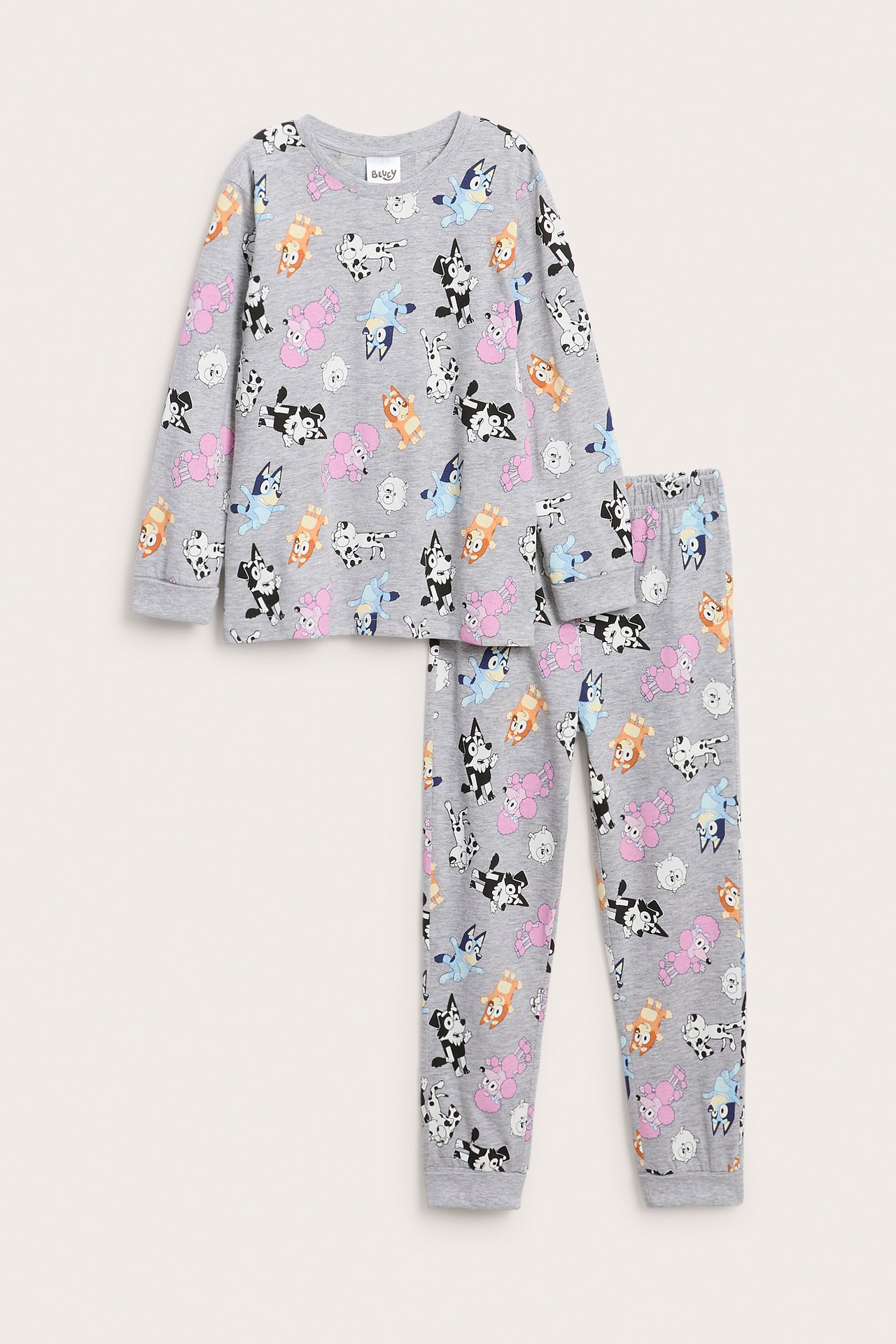Grå pyjamas for barn med fargerikt hundemotiv, forfra.