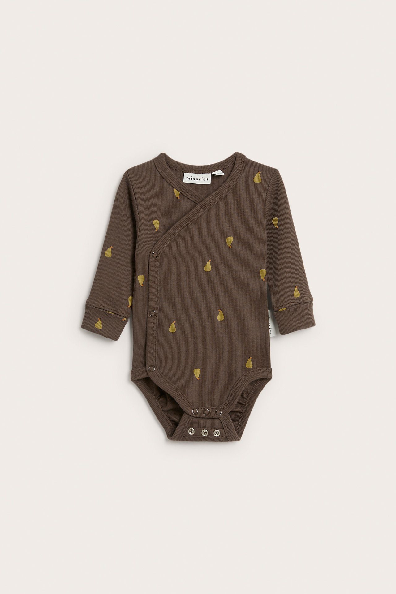 Framifrån: Brun långärmad omlottbody för baby med små gula päron och tryckknappar.