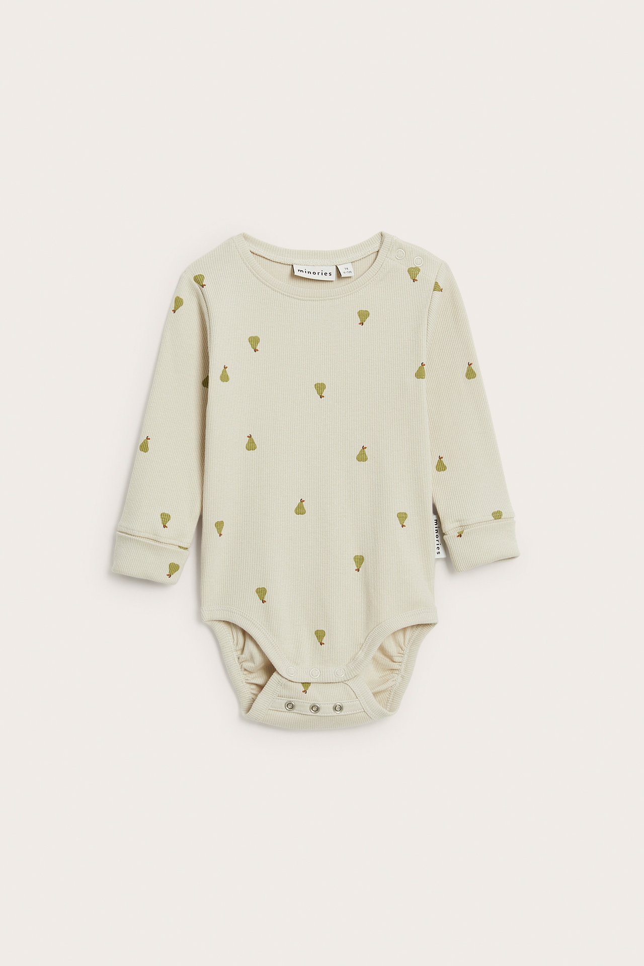 Forfra: Babys lysebeige ribbestrikkede langermet body med grønt pæretrykk og trykknapper.