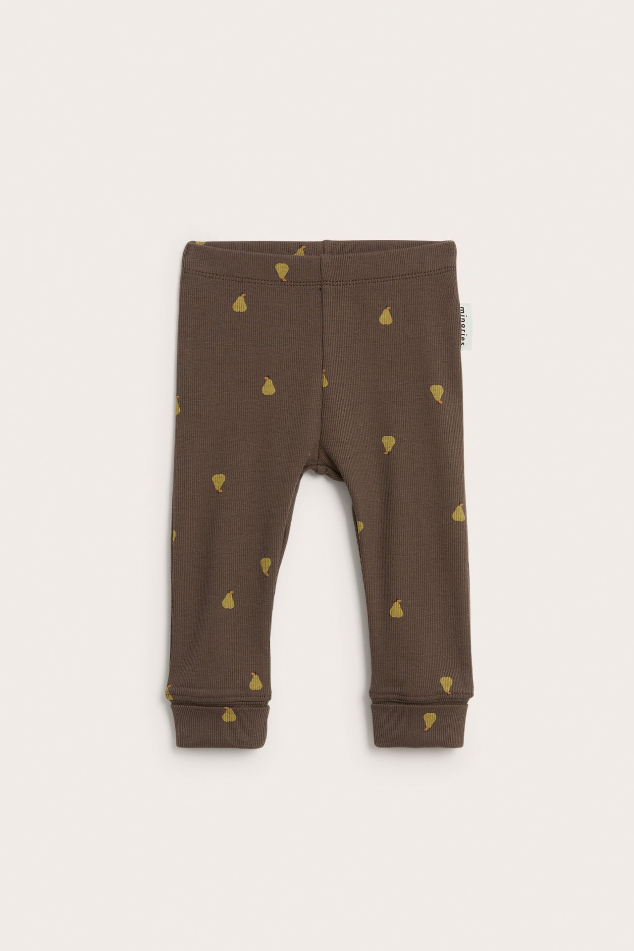 Forfra: Babyleggings i mørkebrun ribbestrikk med gult pæremønster og vrangbord.