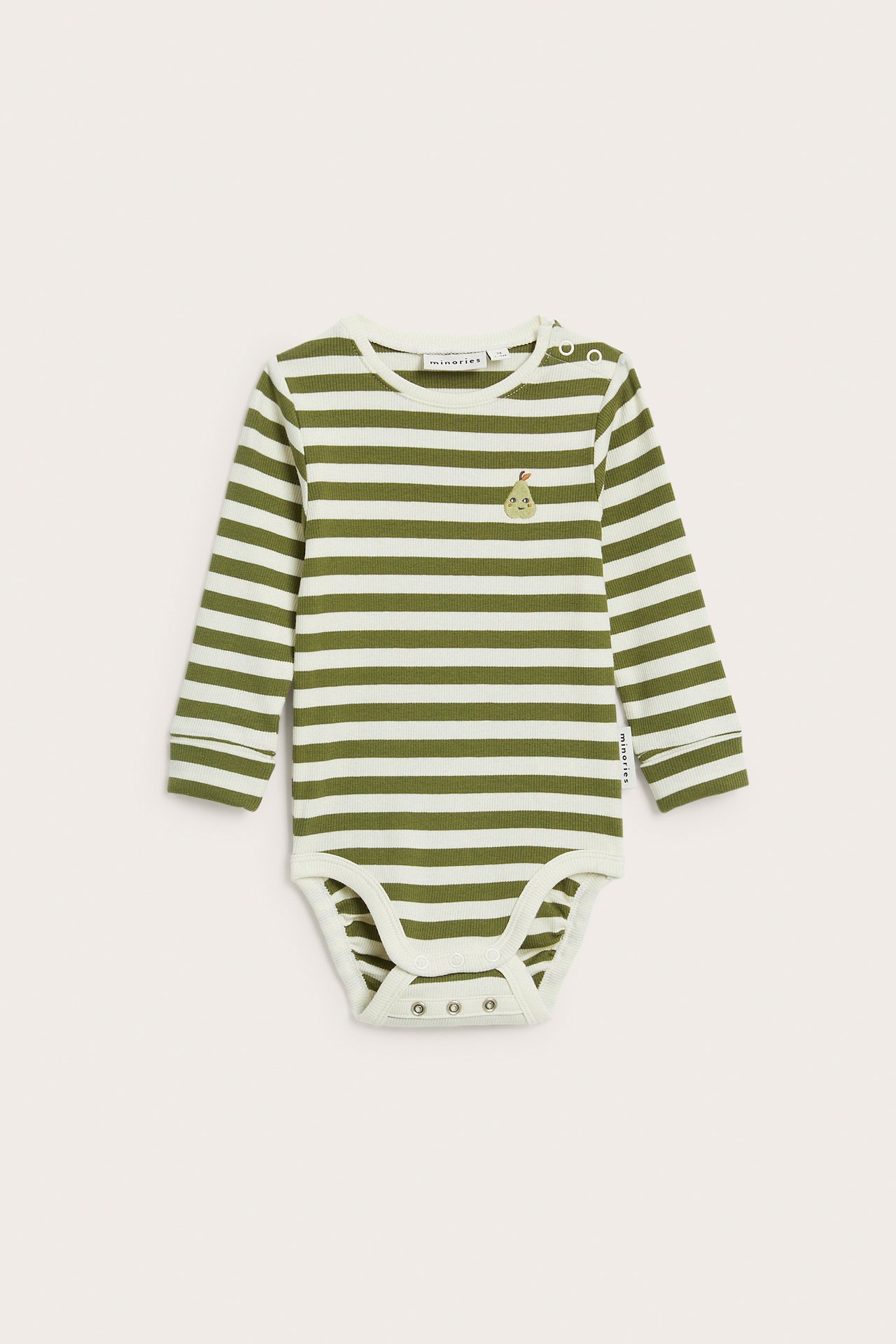 Frontvisning av en baby langermet stripete grønn og hvit ribbet body med pærebroduert motiv.