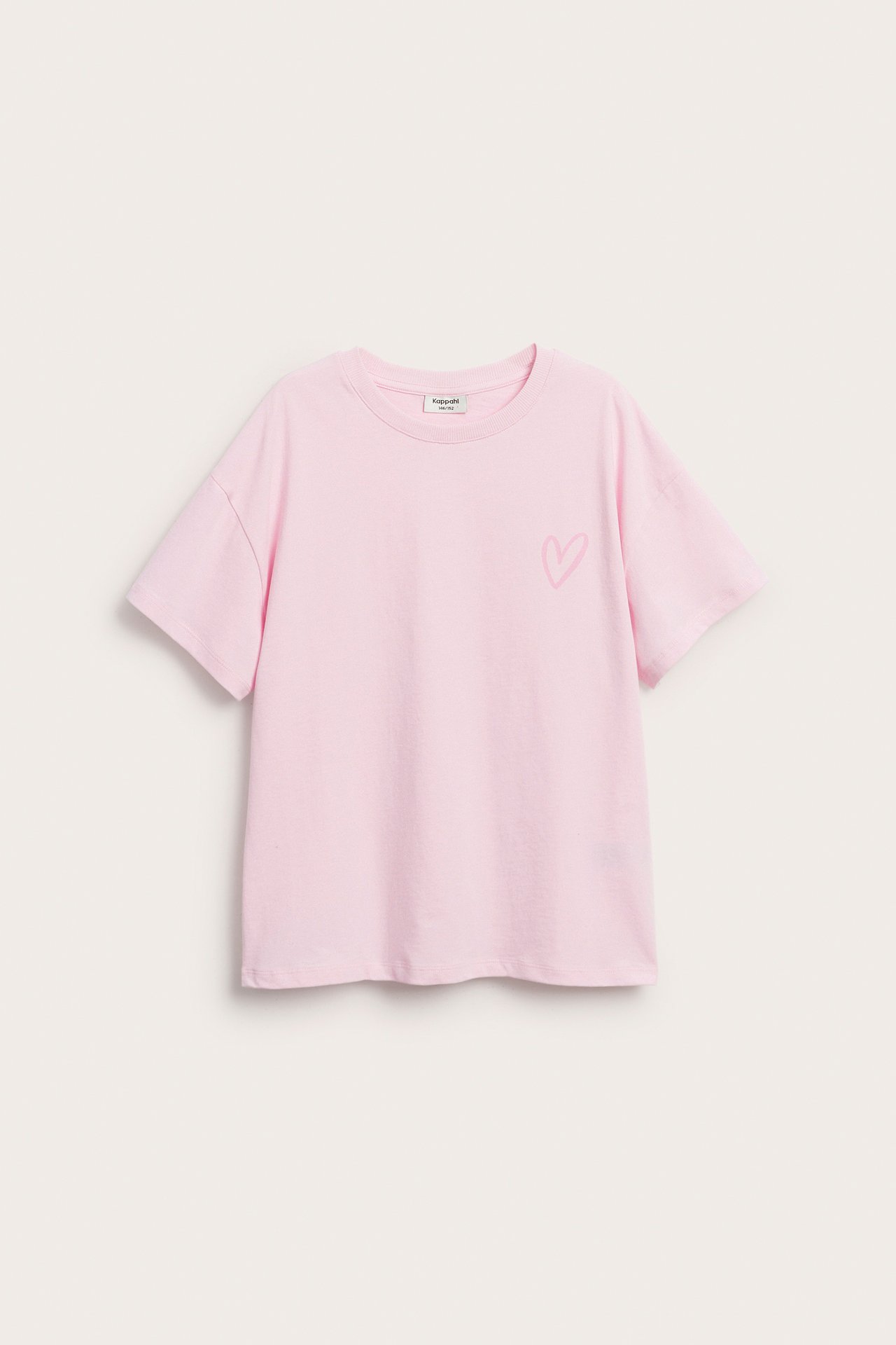 Framifrån, en rosa kortärmad bomulls-T-shirt med ett litet rosa hjärttryck på bröstet.