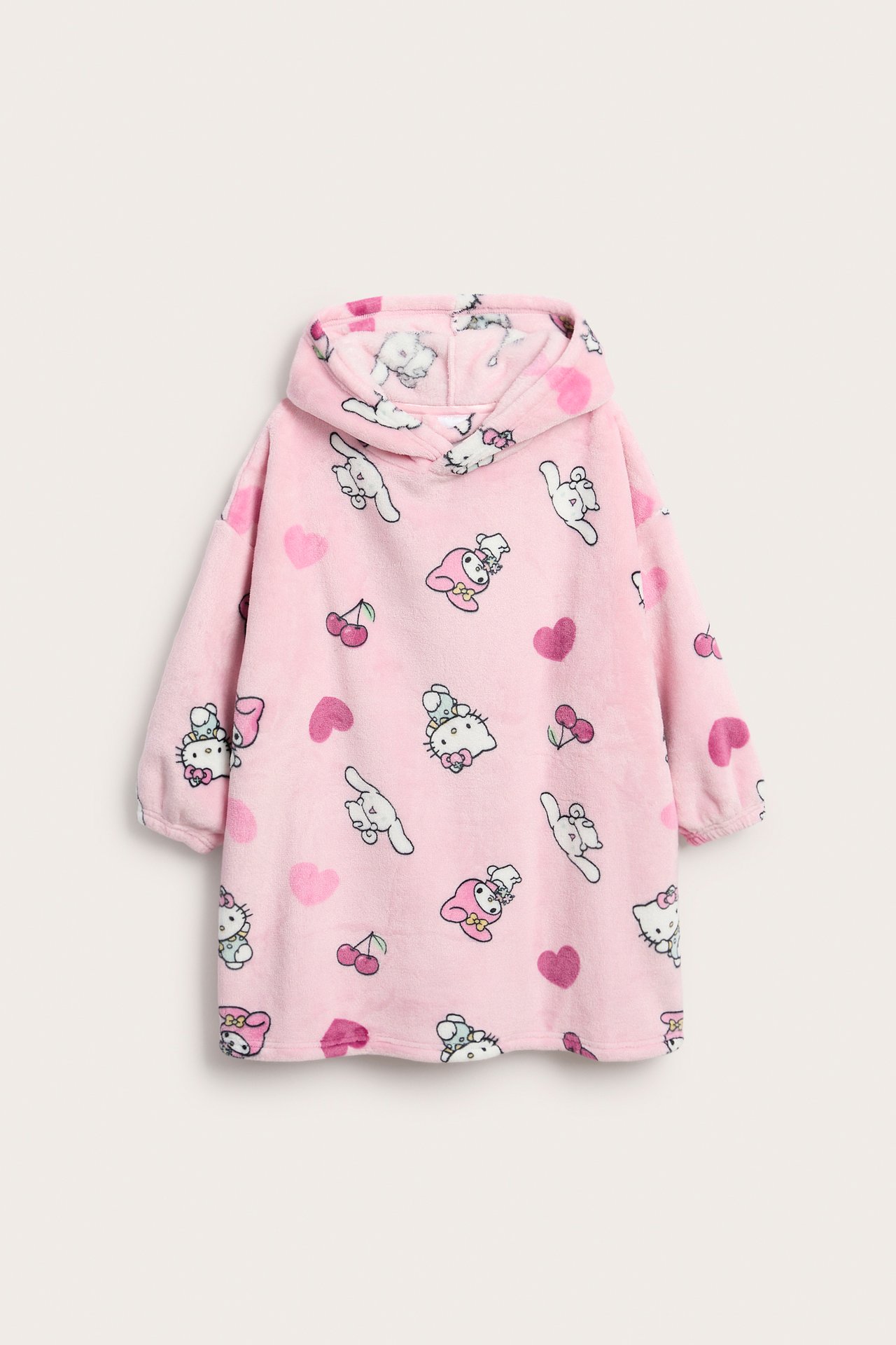 Front view: pinkki oversized fleecehuppari Hello Kitty-, My Melody-, kirsikka- ja sydänkuvioilla.