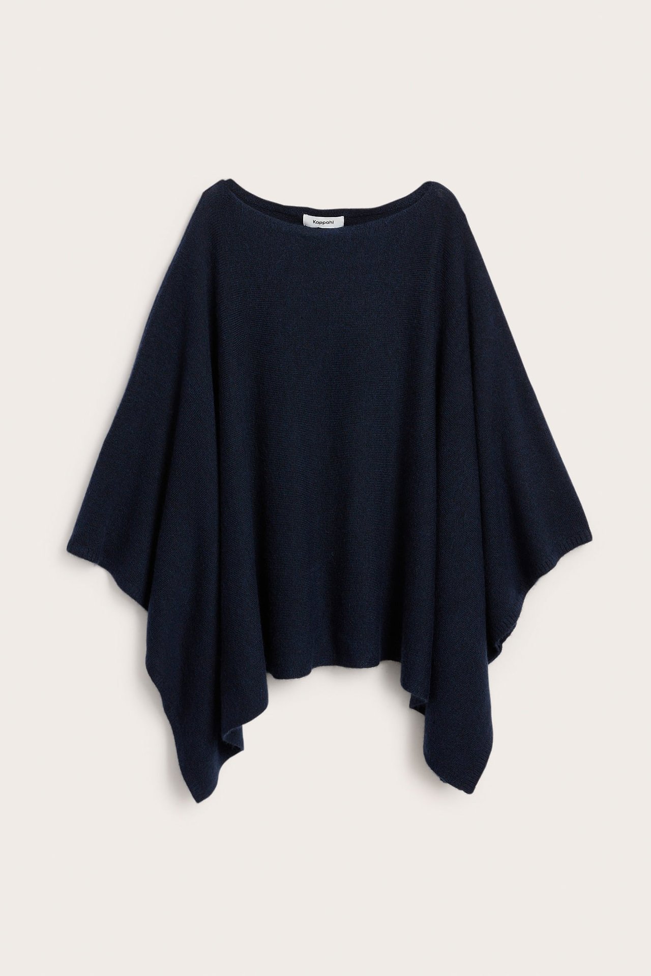 Edestä päin tummansininen löysä venekaula-poncho pehmeästä materiaalista.