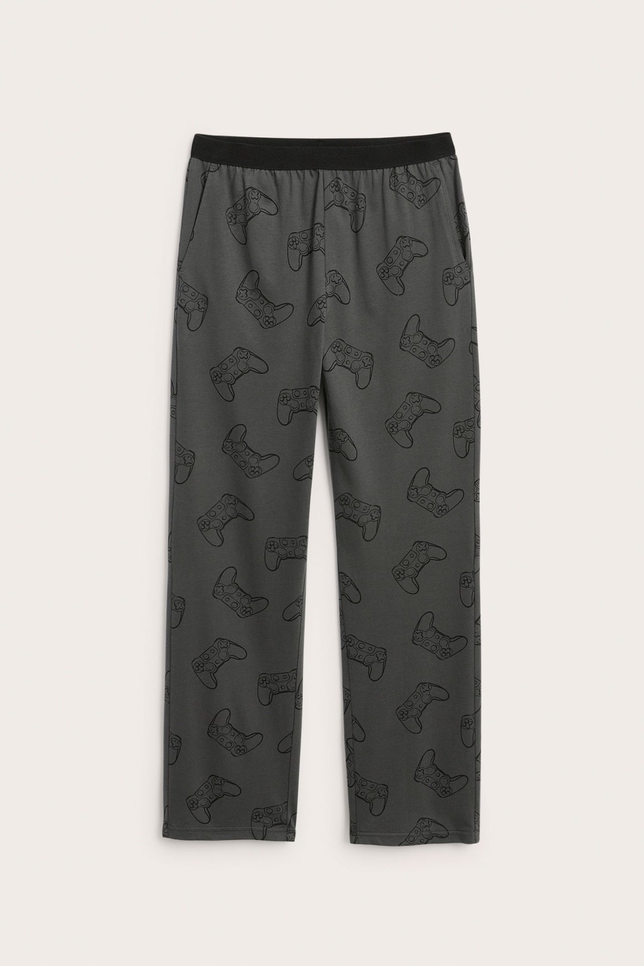 Frontvisning: Mørkegrå pyjamasbukser med sort spillkontrollprint og svart elastisk linning.