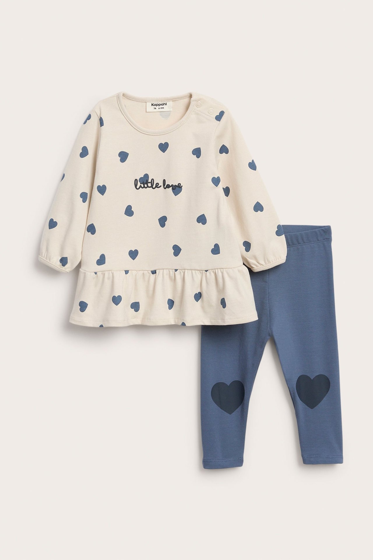 Widok z przodu: Kremowy top z niebieskimi sercami i 'little love', niebieskie legginsy z sercami na kolanach.