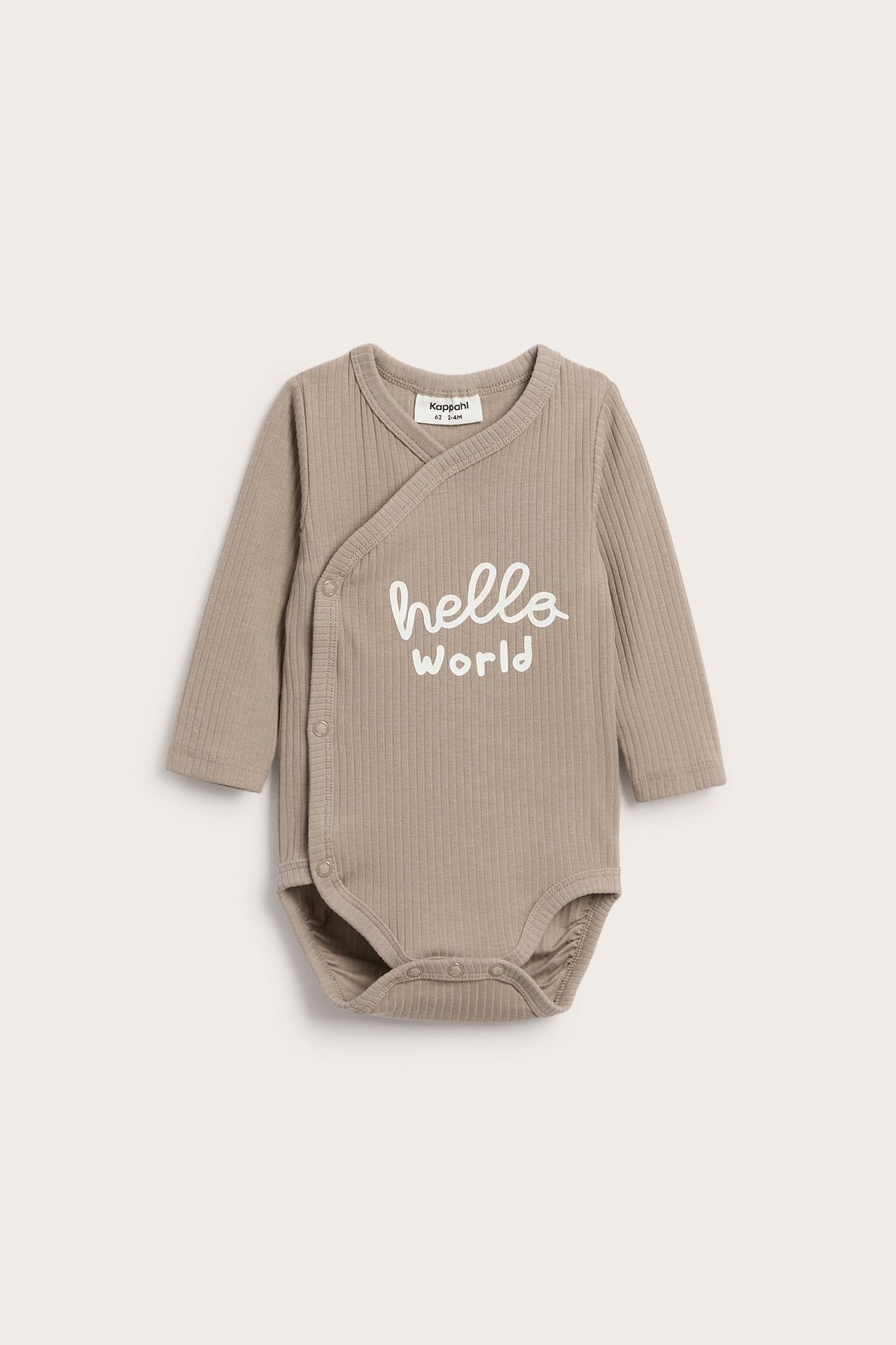 Widok z przodu, beżowe prążkowane body kopertowe dla niemowlaka z napisem 'hello world'.